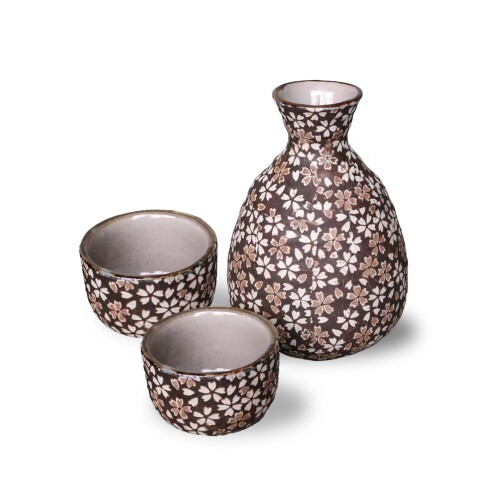 awasaka 徳利 盃 セット 酒器セット 酒器揃 緑色 電子レンジ対応 食洗機対応 プレゼント ギフト 清風 SK88-Y02 小花散る古風なデザインが美しい酒器セットです。 転写紙による絵付の技法で、職人が時間と手間を掛けて丁寧にひとつひとつ入念な手作業でお作りしております。 マットな質感と、角度によって煌めく絵柄が魅力的です。 季節問わず、春の桜を感じながらお酒を楽しめる美しい酒器です。 焼成時、窯の中での位置や焼成温度差などにより、発色に変化が生じます。そのため、個体差がある場合がございます。うつわの個性としてお楽しみいただけますと幸いです。 【花ちらし緑色 酒器揃】 商品サイズ:徳利/[ファイ]75×110mm ■250cc(満水)、盃[ファイ]50×35mm ■50cc(満水) 素材:陶器 生産国:日本 箱サイズ:150×165×90mm 重さ:約350g 食洗器:〇 電子レンジ:〇 商品コード20081754529商品名awasaka 徳利 盃 セット 酒器セット 酒器揃 緑色 電子レンジ対応 食洗機対応 プレゼント ギフト 清風 SK88-Y02型番SK88-Y02カラー緑色※他モールでも併売しているため、タイミングによって在庫切れの可能性がございます。その際は、別途ご連絡させていただきます。※他モールでも併売しているため、タイミングによって在庫切れの可能性がございます。その際は、別途ご連絡させていただきます。