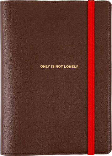 ほぼ日手帳 カズン(A5)手帳カバー ONLY IS NOT LONELY（Chocolate） ほぼ日手帳公式 カズン(A5)サイズ手帳用カバー 【素材】表側: PU 内側:PU ほぼ日手帳 カズン(A5)手帳カバー ONLY IS NOT LONELY(Chocolate) A5サイズのほぼ日手帳本体用の手帳カバーです。 ゴムバンドでとめられます。ペンのクリップをとめるフックつき。 軽量で気軽に使える合皮素材で、表紙はベーシックなチョコレート色です。 「ONLY IS NOT LONELY(たったひとりということは、孤独だってことじゃない)」という短いメッセージをゴールドの箔押しで入れました。ゴムバンドの色は表紙になじむレッドです。 商品コード20076752534商品名ほぼ日手帳 カズン(A5)手帳カバー ONLY IS NOT LONELY（Chocolate）型番T25N0045X0000サイズA5カラーブラウン※他モールでも併売しているため、タイミングによって在庫切れの可能性がございます。その際は、別途ご連絡させていただきます。※他モールでも併売しているため、タイミングによって在庫切れの可能性がございます。その際は、別途ご連絡させていただきます。