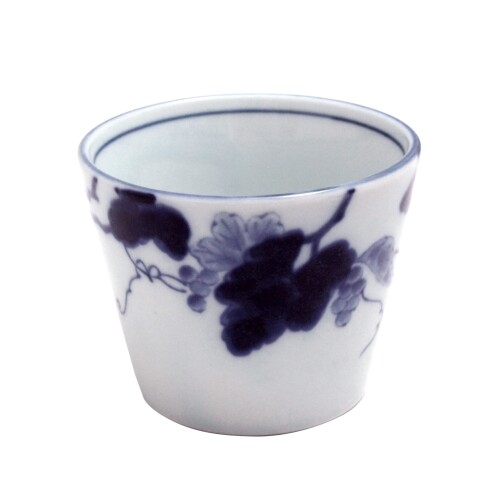 京都のおばんざいやさんシリーズ 藍染ぶどう 1個 サイズ:H6.8×W8.5×D8.5cm 材質:磁器 古来より日本人に愛されてきたうつわの定番“染付”。豊穣を意味する縁起の良いぶどう文様を藍の色で、濃淡豊かに描きました。青磁釉の風合いと藍色のぶどう柄が日常使いからおもてなしの席まで幅広く活躍できるヘビロテ間違いなしのシリーズです。 古来より日本人に愛されてきたうつわの定番“染付”。豊穣を意味する縁起の良いぶどう文様を藍の色で、濃淡豊かに描きました。青磁釉の風合いと藍色のぶどう柄が日常使いからおもてなしの席まで幅広く活躍できるヘビロテ間違いなしのシリーズです。 商品コード20081698549商品名京都のおばんざいやさんシリーズ 藍染ぶどう 1個型番S000089サイズ【そば千代久・蕎麦猪口】1個カラー藍 (indigo)※他モールでも併売しているため、タイミングによって在庫切れの可能性がございます。その際は、別途ご連絡させていただきます。※他モールでも併売しているため、タイミングによって在庫切れの可能性がございます。その際は、別途ご連絡させていただきます。