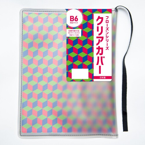 コンサイス ブックカバー B6 フローズンシリーズ クリアカバー クリア×グレー 608714 【本体サイズ】W15×H19.2×D0.6cm 【素材】PVC ※素材の性質上温度により伸縮が生じます。透明度が高いのに、ベタつきを軽減する耐コピースリップ生地(内側)を使用。 【仕様】収納できる本の参考:手帳・文芸書・単行本 【仕様】収納目安サイズ(約)182×128mm ※本の厚さ3cmまでを想定した収納目安サイズです。 ※表紙の厚みにより入らないことがございます。 無機質なクリアカバーに職人が丁寧にステッチを追加しモダンなデザインに仕上げました。厚手でしなやか、そして丈夫な日本製のクリアカバー(透明ブックカバー)が本、ノート、手帳、楽譜などをしっかり保護します。 商品コード20081210559商品名コンサイス ブックカバー B6 フローズンシリーズ クリアカバー クリア&times;グレー 608714型番608714サイズB6カラークリア&times;グレー※他モールでも併売しているため、タイミングによって在庫切れの可能性がございます。その際は、別途ご連絡させていただきます。※他モールでも併売しているため、タイミングによって在庫切れの可能性がございます。その際は、別途ご連絡させていただきます。