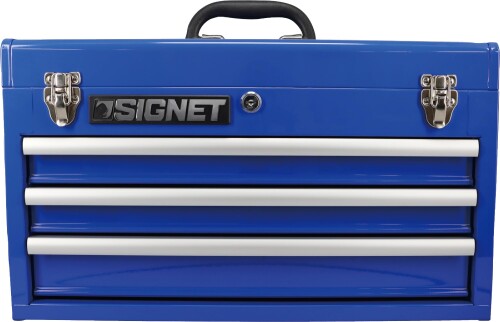 SIGNET シグネット 3段ツールボックス ボックスサイズW521×D256×H300 青色 54430 サイズ(mm):W521×D256×H300、1-2段目引き出し(mm):W449×D221×H50、[付属品]鍵:2本 3段目引き出し(mm):W449×D221×H68、質量(kg):11.6、引き出し耐荷重(kg):各段約5、製造国:台湾 3段引き出しで、収納力のあるスチールボックスです。 ボックスのサイドには、持ち運び用のハンドルがついています。 引き出しはボールベアリングレールでスムーズです。 フタを閉めると、引き出しが不意に開かないようにロックします。 ■ロッキングバーは2本タイプで引き出しをしっかりロックします。 ■いたずら防止や防犯のため、鍵付きです。 ■キズ防止用の保護マットが付属しています。 商品コード20082122584商品名SIGNET シグネット 3段ツールボックス ボックスサイズW521&times;D256&times;H300 青色 54430型番54430カラーブルー※他モールでも併売しているため、タイミングによって在庫切れの可能性がございます。その際は、別途ご連絡させていただきます。※他モールでも併売しているため、タイミングによって在庫切れの可能性がございます。その際は、別途ご連絡させていただきます。