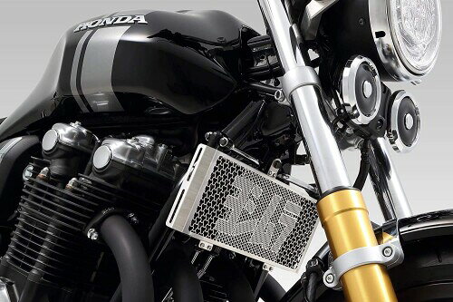 ヨシムラ オイルクーラーコアプロテクター CB1100(10-16)/CB1100EX(14-16)/CB1100RS(17) シルバー YOSHIMURA 454-410-0000 材質[素材]:ステンレス(sus304) 板厚:t=0.8mm 色[カラー]:シルバー 適用:cb1100(10-16)/cb1100ex(14-16)/cb1100rs(17) 商品紹介 オイルクーラーコアプロテクター 【適合】CB1100(10-16)/CB1100EX(14-16)/CB1100RS(17) ■機能 フロントタイヤから巻き上げた小石によるラジエターへのダメージや空中ダストがもたらすラジエターフィンの詰まりを最小限に抑えます。 巻き上げが集中しやすい中央部は細かいメッシュパターンにすることで確実にガード。 両サイドは通風性を優先し粗めのパターンに仕上げています。 冷却効率 と 保護性能 の両立を考慮した開口率になっています。 ■デザイン エッチング加工による高精度のhexagonal(ヘキサゴナル=亀甲)メッシュパターンを採用。 ヨシムラ独自の「Yライン」を描く美しい網目の中央にはシンプルで主張しすぎない デザインの「ヨシムラ」ロゴを配置。ドレスアップ要素と実用性を備えています。 ■品質 経年変化や錆に強いステンレス(SUS304)を採用。板厚 t=0.8mm に設定し軽量ながら耐久性を確保しています。 コンディションを保つために定期的なメンテナンス(洗浄) をおすすめします。 またヨシムラから出荷した本品には模倣品対策としてQRコード(二次元バーコード)をレーザーマーキングしています。 使用上の注意 板厚 t=0.8mm 商品コード20082120589商品名ヨシムラ オイルクーラーコアプロテクター CB1100(10-16)/CB1100EX(14-16)/CB1100RS(17) シルバー YOSHIMURA 454-410-0000型番454-410-0000カラーシルバー;CB1100/EX/RS※他モールでも併売しているため、タイミングによって在庫切れの可能性がございます。その際は、別途ご連絡させていただきます。※他モールでも併売しているため、タイミングによって在庫切れの可能性がございます。その際は、別途ご連絡させていただきます。
