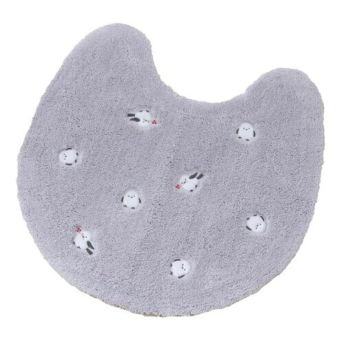 センコー(Senko)プチシマエナガちゃん トイレマット 約60×60cm グレー 10178 愛らしいシマエナガの刺繍いりトイレマット サイズ:約60×60cm 素材:ポリエステル100% 生産国:インドネシア 洗濯機で丸洗い可 SDS / 雪の妖精「プチシマエナガちゃん」シリーズ 「雪の妖精」シマエナガ『ゆき』『まる』『もち』の三姉弟。 雪にまみれてかくれんぼしたり、身を寄せ合ったり、けんかしたり…いろいろあるけど一緒にいたい、仲良しトリオ。 やさしい自然の中で、のびのび暮らしています。ふわふわのシマエナガ姉弟に、こころがほっこり癒される。 ちょっと力を抜いて、和んでみてはいかがでしょうか。 ポリエステル糸のベースに、アップリケ刺繍の小さいシマエナガがちょこちょこ飛んでいる可愛いデザイン。 「シマエナガちゃん」のスリッパとPHカバーとコーディネートできます。 【商品詳細】 サイズ:約 縦60×横60cm(アールより手前約46cm) 素材:ポリエステル100% 裏面:すべりにくい加工 カラー: ブルー グレー 原産国:インドネシア 【ご注意】 ■マットに飛び乗るとすべってけがをすることがありますので飛び乗らないでください。 ■床暖房やホットカーペットの上で使用されると裏加工材が溶けることがありますので、使用しないでください。 ■ワックスやコーティングされている床面に敷くと、マットの裏加工材が柔らかくなり付着することがあります。 ■同じ場所に長期間敷きっぱなしにすると、木質系や塩ビの床にマットの裏加工材が付着したり、床材が変色することがありますので、一週間に一度はマットを取り除いて床面を拭いてください。 ■マットの裏加工材が溶けたり商品が縮む可能性がありますので、乾燥機(洗濯機についている乾燥機も含む)は使用しないでください。 ■一部の型式(ドラム式)の洗濯機では、洗濯や脱水ができない場合がありますので、洗濯機の取り扱い説明書をよくご確認の上、洗濯してください。 ■マットに油や熱湯がこぼれた場合、裏加工剤が溶けて床に付着することがありますのですぐにマットを取り除いてください。また、取り除かれた後マットを重ねたまま放置すると接着しますので広げた状態で乾かせてください。 商品コード20081692591商品名センコー(Senko)プチシマエナガちゃん トイレマット 約60&times;60cm グレー 10178型番1017800サイズ約60&times;60cmカラーグレー※他モールでも併売しているため、タイミングによって在庫切れの可能性がございます。その際は、別途ご連絡させていただきます。※他モールでも併売しているため、タイミングによって在庫切れの可能性がございます。その際は、別途ご連絡させていただきます。