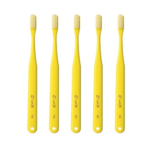 オーラルケア プラークを落とす歯ブラシ(5本)タフト24 MS(ミディアムソフト)イエロー キャップなし 硬さ:MS(ミディアムソフト) カラー:イエロー 入数:5本/キャップ:無し 毛束:24mm/全長:170mm/毛:8.5—11mm 口腔内を傷つけることなくプラークを除去することができる歯ブラシ。 商品紹介 「プラークを落とす」を追求した歯ブラシ 誰もが使う3列ブラシ。 だからこそ、「自分に合っているか」がとっても重要。 汚れ落ちはもちろん、毛先の工夫など、お口へのやさしさにも配慮した『タフト24』。 狙ったプラークをしっかり掻き出すコシと、歯や歯肉を傷つけない毛先の加工。 合わない歯ブラシを使い続けると歯ぐきを下げたり、歯を削る原因になります。 あなたのお口にピッタリの1本を見つけてみませんか? 〜商品のこだわりポイント〜 1.まるい毛先 ?と?ぐきを傷つけないように1本1本ていねいにトリミングした、なめらかな?先。 2. 高密度 ?般的な?ブラシと?べて1束の密度が?いのも、タフト24の?きな特?です。 たくさんの毛が歯をしっかり包み込んでしなやかに動くので、細やかに汚れを落とせます。 また、毛先の高さはフラット。歯に均一に毛先が当たり、効果的に磨くことができます。 3.独自のPBT素材 歯のプラークをきちんと落とすためには、毛のコシが必要。 タフト24に使っているPBT素材は水はけがよく、一般的な歯ブラシよりも長くコシを保てます。 〜6種類のかたさからピッタリな歯ブラシを!〜 かたい歯ブラシを長年使っていると、歯や歯ぐきにダメージを与えてしまいます。 でもやわらかい?先なら、お?の中を傷つけずプラークをしっかり落とすことができます。 どのかたさを選んだらいいか迷ったら、やわらかめの歯ブラシがおすすめです。 ■MH (ミディアム ハード) タフト24のMHはかなりかためです。毛がかたい分、歯や歯ぐきを傷つけないようにやさしく磨いてください。 磨く力をコントロールできている人にオススメ。 ■M (ミディアム) 歯ぐきがとても健康な方に。力加減を意識することで、歯や歯ぐきを傷つけずやさしく磨けます。 かための歯ブラシが好きな方や磨く力をコントロールできている人にオススメ。 ■MS (ミディアム ソフト) 歯ぐきの状態がよく、ややかための歯ブラシがお好みの方に。磨くときに力が入り過ぎないよう、意識するのがポイントです。 ■S (ソフト) 歯ぐきの状態がよく、やわらかめの歯ブラシがお好みの方に。 磨くときに力が入り過ぎてしまう方やプラークが落ちにくい、ネバッとしている方にオススメ。 ■SS (スーパー ソフト) やわらかな毛先が歯ぐきにやさしいタフト24のSS。ESSを使って歯ぐきが健康になってきたら、SSにするのもおすすめです。 お口の健康をキープしたい方にオススメ。 ■ESS (エクストラ スーパーソフト) 毛先がなめらかにしなり、しっかりプラークを落とせるタフト24のESS。デリケートな歯ぐきでも安心して磨けます。 お口の健康をキープしたい方ややさしくケアしたい方にオススメ。 ※硬いブラシを使うときは、力の入れ方にお気をつけください。歯にダメージを与える可能性があります。 安全警告 ご使用方法をお守りください。 商品コード20077424596商品名オーラルケア プラークを落とす歯ブラシ(5本)タフト24 MS(ミディアムソフト)イエロー キャップなし型番T240045サイズ5本カラーイエロー※他モールでも併売しているため、タイミングによって在庫切れの可能性がございます。その際は、別途ご連絡させていただきます。※他モールでも併売しているため、タイミングによって在庫切れの可能性がございます。その際は、別途ご連絡させていただきます。