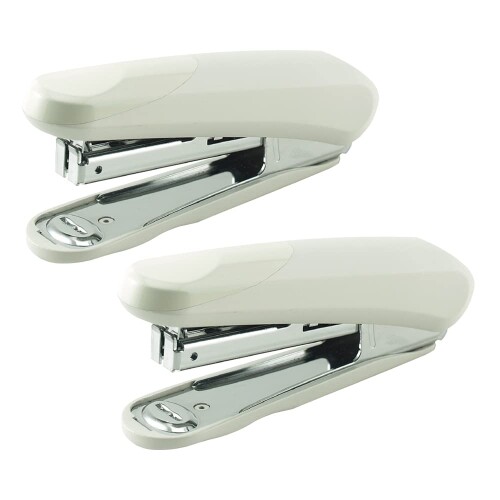 プラス ホッチキス ホチキス ラクヒット ホワイト ST-010R WH 2個 ST-010R WH 30-982 ×2 手にフィットするスマートデザインで、約20枚ラクにしっかりとじられる。 【質量】78g　【使用針】No.10(SS-010、SS-010BB)　【針装填量】50本/回 【とじ枚数】PPC用紙64g/m2、 約2〜20枚　【とじ奥行(最大)】50mm 【機構】リムーバー付、タッキング可能　【材質】鋼板、100%再生樹脂 (ハンドル=100%再生ABS) ※再生樹脂のため若干、色のばらつきがあります。　 ※針は付属しておりません。 グッドデザイン賞受賞商品。グリーン購入法適合。 握りやすさ、とじやすさを追求したスマートデザインで、コピー用紙約20枚が楽にしっかりとじられます。 1. 最適な位置から押刃に力が加わるディンプル(くぼみ)。親指の力を無駄なく伝えます。 2. 下からの力をしっかり受け止める先端幅広ベース。 3. ハンドル部に入っている金属カバーが剛性を高め、ねじれによる力の分散を防ぎます。 4. 簡単に針を取り除けるリムーバー付。 5.廃棄時は材料(金属、樹脂)ごとに簡単に分別できます。 6.タッキングが可能。(本体を開いて針を打ちこめます。) 商品コード20064028614商品名プラス ホッチキス ホチキス ラクヒット ホワイト ST-010R WH 2個 ST-010R WH 30-982 &times;2型番ST-010R WHカラーホワイト※他モールでも併売しているため、タイミングによって在庫切れの可能性がございます。その際は、別途ご連絡させていただきます。※他モールでも併売しているため、タイミングによって在庫切れの可能性がございます。その際は、別途ご連絡させていただきます。