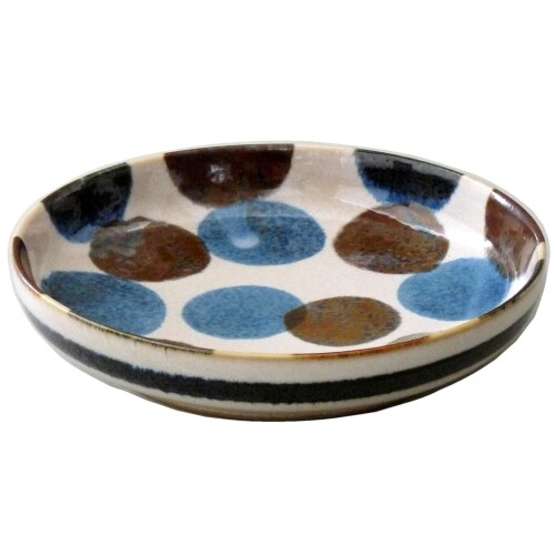 アワサカ(Awasaka) 「 Brush Blue 」 点打 パスタボウル 浅鉢 大皿 パスタ皿 直径約20×高さ4cm 電子レンジ 食洗機対応 日本製 MN-886 商品サイズ:約20×20×4cm 商品重量:約500g 容量:約750ml 素材:磁器 生産国:日本 藍色と手描きの風合いを楽しむ器、ブラッシュブルー。 製造工程において色の濃淡や釉薬の流れ、柄のにじみなど、それぞれが違う出方になるのも特徴です。 それが個性となり唯一無二のものに。手描きのような質感をお楽しみください。 底面はフラット、リム部分は高さがあって使いやすく、食洗機にも収まりやすいうれしいサイズ。スープパスタやカレーにもぴったりです。 商品コード20082024061商品名アワサカ(Awasaka) 「 Brush Blue 」 点打 パスタボウル 浅鉢 大皿 パスタ皿 直径約20&times;高さ4cm 電子レンジ 食洗機対応 日本製 MN-886型番MN-886サイズ約20&times;20&times;4cmカラーブルー※他モールでも併売しているため、タイミングによって在庫切れの可能性がございます。その際は、別途ご連絡させていただきます。※他モールでも併売しているため、タイミングによって在庫切れの可能性がございます。その際は、別途ご連絡させていただきます。