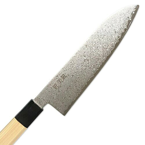 匠美風 江戸研ぎ ダマスカス 鋼 和 三徳包丁 180mm 八角 ヒノキ 包丁 日本製 PNO.329357 ・刃渡り:約 18cm ・鋼材:VG-10 ・ハンドル:ヒノキ 「江戸研ぎ」を使用した包丁:・錆びにくく欠けにくい。・柔軟性(ねばり)、耐摩耗性(永切れ)、耐疲労性(へたり)にも優れています。 「匠美風」の包丁ができるまで:1.炎を操り、刃に命を吹き込む‥‥火造り鍛造 2.焼入れ・焼戻し作業 3.接合から型抜き 4.江戸研ぎで決まる、比類なき切れ味 5.ハンドルの取付け・研磨作業 「匠の技」が冴え渡る「江戸研ぎ」の包丁。一丁一丁丹誠込めて造り上げています。成形前の段階から鍛造、焼き入れ、戻し、研磨、組み立て、仕上げまで全工程は60以上。特に「江戸研ぎ」の仕上げ研磨作業は、職人の手先の感覚で研いでいく繊細な作業。気が遠くなるほどの経験と研ぎ澄まされた感覚、そして研ぎの一つ一つに心を込めて仕上げられています。 模様や色合いは一点ずつ異なります。個々が持つ表情をお楽しみいただけます。 「江戸研ぎ」とは中心に対して3:7の位置に刃先を持っていき、片側を垂直気味に鋭く、反対側をハマグリの殻の様な形に湾曲させる独自の研ぎ方で正当に継承している職人は全国で数人あまりという、「江戸の職人技」。 経験と勘、時間と手間のかかる作業ではありますが、全ての工程にはそれぞれ重要な意味があり、これらを忠実に護り重ねることで、硬度(切れ味、欠けにくさ)、柔軟性(ねばり)、耐摩耗性(永切れ)、耐疲労性(へたり)、耐蝕性(サビにくさ)等々において、鉄板を型で抜いて焼き機械で量産した包丁とは格段に違うものとな 商品コード20081764625商品名匠美風 江戸研ぎ ダマスカス 鋼 和 三徳包丁 180mm 八角 ヒノキ 包丁 日本製 PNO.329357型番4573651329357カラーシルバー※他モールでも併売しているため、タイミングによって在庫切れの可能性がございます。その際は、別途ご連絡させていただきます。※他モールでも併売しているため、タイミングによって在庫切れの可能性がございます。その際は、別途ご連絡させていただきます。