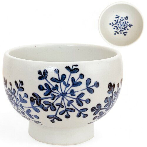 匠美風 高台 抹茶茶碗 陶器 雪の華 抹茶碗 matcha bowl 日本製 波佐見焼 材質:陶器(食器乾燥機使用可能)、電子レンジ使用可能 サイズ(約):径10.7x高さ8cm　容量:350cc 波佐見焼の抹茶椀は、伝統と現代の美しさが融合した逸品です。優雅な丸みを帯びたフォルムが、手に馴染み、抹茶を点てるひとときを特別な時間に変えてくれます。そのお洒落なデザインは、和の趣を感じさせつつ、現代のライフスタイルにも馴染み、テーブルを華やかに彩ります。毎日の食卓だけでなく、特別なシーンでも、使うたびに心を豊かにしてくれる抹茶椀。シンプルでありながら、上品さと温かみを兼ね備えた一器は、暮らしに彩りを添えます。 モノトーンで仕上げたこの抹茶椀は、控えめながらも洗練されたお洒落な雰囲気を醸し出します。シンプルでありながら、使うだけでテーブルに上品さと落ち着きをプラスしてくれる一品です。日常の中で、さりげなくスタイルを感じさせる器として、ぜひお楽しみください。 絵付けは、熟練した女性スタッフが一つ一つ丁寧に手作業で仕上げています。そのため、わずかながら写真とは異なる場合がございますが、それこそが手作りの温かみと唯一無二の美しさを引き出しています。ぜひ、世界にひとつだけの個性をお楽しみください。 この波佐見焼の抹茶椀は、伝統の技とモダンなデザインが調和した美しい一品です。手にしっくりと馴染む柔らかなフォルムに加え、しっかりとした高台が全体を引き締め、安定感と上品さを兼ね備えています。抹茶を点てるとき、自然に手に馴染む器は、日々の茶道をより豊かで特別な時間へと導きます。実用性と美しさを兼ね備えたこの抹茶椀は、置いておくだけでも空間を彩り、使用するたびに心を満たしてくれることでしょう。 商品コード20076214628商品名匠美風 高台 抹茶茶碗 陶器 雪の華 抹茶碗 matcha bowl 日本製 波佐見焼型番4582732388374サイズ中カラーブルー※他モールでも併売しているため、タイミングによって在庫切れの可能性がございます。その際は、別途ご連絡させていただきます。※他モールでも併売しているため、タイミングによって在庫切れの可能性がございます。その際は、別途ご連絡させていただきます。
