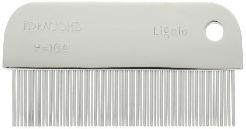 Ligato(リガート) ノミ取りコーム ペット用 本体サイズ (幅X奥行X高さ) :6.5×3.5×0.5cm 本体重量:0.04kg 原産国:日本 説明 丈夫でしなやか、針がしっかり埋め込まれていてコーミングが楽にできます。 目が細かく、ノミ取りができるコームです。全長6.5cm コンパクトなサイズのため、細かい部分のお手入れにも便利。 針先が丸く加工されており安全。 高級感の溢れるデザインとプロ仕様の品質です。 商品コード20063908063商品名Ligato(リガート) ノミ取りコーム ペット用サイズ6.5&times;3.5&times;0.5cm※他モールでも併売しているため、タイミングによって在庫切れの可能性がございます。その際は、別途ご連絡させていただきます。※他モールでも併売しているため、タイミングによって在庫切れの可能性がございます。その際は、別途ご連絡させていただきます。