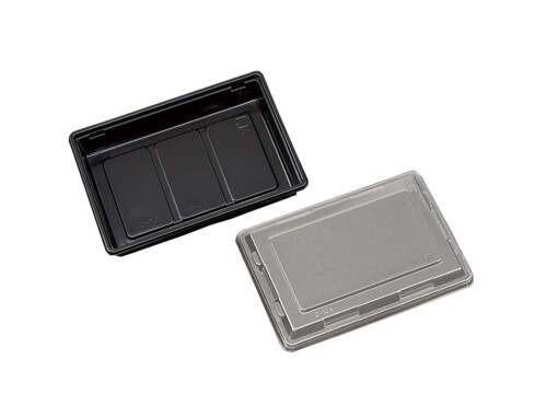 大黒工業 フードパック FM弁当容器シリーズ 富久折・10A 本体・フタ:25枚セット 約17×11.5×3.3cm 日本製 黒 D-10錦 本体サイズ:約17×11.5×3.3cm(1セットあたり) 本体重量:約18g 素材・材質:(本体・フタ)ポリスチレン 原産国:日本 フタ付 / ごはん容量目安:約200g / 食洗器対応:不可 / 電子レンジ対応:不可 / 耐熱温度:約80度 ■本体と蓋がセットになった定番の使い捨て弁当容器です。 ■テイクアウトやデリバリーで大活躍のフードパックです。 ■お子様ランチやカフェご飯のテイクアウトにオススメです。 ■居酒屋、飲食店、キッチンカーなどでも多く使用されています。 ■少量パックなので場所を取らずに使いやすいです。 【注意事項】 ※この容器はポリスチレンというプラスチックで作られており、耐熱温度80度の食品容器ですから直接揚げたてのフライなど熱いものを入れないで下さい。 ※この容器を電子レンジやオーブンで使用しないで下さい。 ※火の近く、又は直接日光のあたる場所に置かないで下さい。 ※レモン等の柑橘類の皮に含まれるテルペン又は油脂及び米飯の艶だし等に使われる添加物によって変質する事があります。 ※食品用機械油(潤滑油)又はアルコール及び溶剤等が付着すると変質する事があります。 ※容器の縁は鋭く指先等を切ることがりますので、取り扱いに注意してください。 商品コード20081670063商品名大黒工業 フードパック FM弁当容器シリーズ 富久折・10A 本体・フタ:25枚セット 約17&times;11.5&times;3.3cm 日本製 黒 D-10錦型番D-10錦サイズ約17&times;11.5&times;3.3cmカラー黒-錦※他モールでも併売しているため、タイミングによって在庫切れの可能性がございます。その際は、別途ご連絡させていただきます。※他モールでも併売しているため、タイミングによって在庫切れの可能性がございます。その際は、別途ご連絡させていただきます。