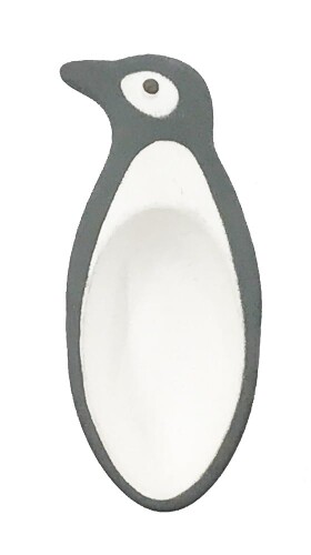 イシガキ Karari 多孔質セラミック吸湿スプーン ペンギン 7.5ml HO2247 サイズ:約幅7.6cm×奥行3.2cm×高さ1.5cm(7.5ml) 素材:多孔質セラミック 生産国:中国 多孔質セラミックで余分な湿気を吸い取ります。 塩と一緒に入れて置くだけでサラサラになります。 塩以外の乾物にも使用可能です。 ※砂糖は使用できません。湿気を取りすぎて固まります。 【ご使用上の注意】 ■本品は割れ物です。取り扱いにはご注意ください。 ■使用中の小さい欠け、傷が吸水性を下げることはありません。継続してご使用ください。 ■傷つきやすい物の上に置く際には御注意ください。 ■塩のミネラル成分が付着して変色する場合がありますが、商品性能には影響ありませんので、そのままご使用頂けます。 ■お子様が口に入れないよう十分ご注意ください。 ■水に浸けないでください。劣化します。 ■砂糖への利用はできません。湿気を吸い取りすぎて砂糖が固結致します。 お手入れ方法 ■汚れが出た場合は濡れ布巾等で拭き取るか、流水でサッと洗浄してください。 ■石鹸、洗剤では洗わないで下さい。成分が内部で目詰まりして、吸水力が低下します。 ■色シミが付いた場合は、早めに流水で洗い、その後薄めた漂白剤で湿らせた布で上から押さえてください。シミが薄くなります。 ■ニオイが気になる場合は電子レンジ加熱(500W2分程度)すると緩和します。 乾燥させるタイミング ■表面に塩等が付着しだしたら、一度乾燥させてください。 乾燥の方法 ■表面の付着物を取り除き、電子レンジ500Wで約2〜3分温めて乾燥させ通気性の良い場所で24時間乾燥させてください。 ※電子レンジから取り出す際は、火傷には注意してください。 ■天日干しをする場合は約5時間程目安で行ってください。 ■保管する場合は通気性の良い場所で保管してください。 商品コード20081702640商品名イシガキ Karari 多孔質セラミック吸湿スプーン ペンギン 7.5ml HO2247型番HO2247サイズ約幅7.6cm&times;奥行3.2cm&times;高さ1.5cm(7.5ml)カラーペンギン※他モールでも併売しているため、タイミングによって在庫切れの可能性がございます。その際は、別途ご連絡させていただきます。※他モールでも併売しているため、タイミングによって在庫切れの可能性がございます。その際は、別途ご連絡させていただきます。