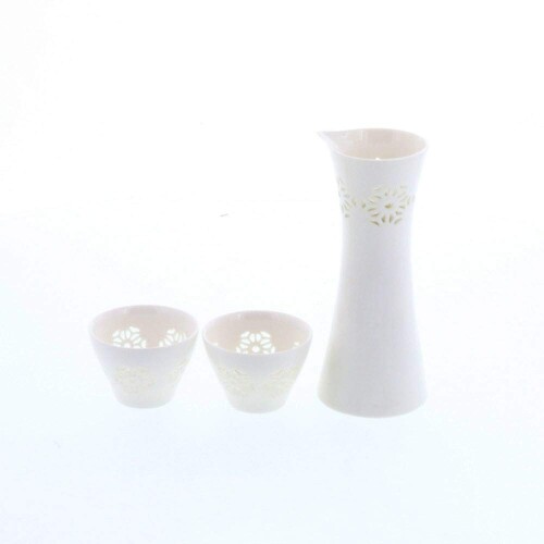 テーブルウェアイースト 酒器セット 蛍手 徳利1点 ぐい呑2点 化粧箱入り ペアセット 食器セット ギフト ※こちらの商品は箱入りでお届けします。 テーブルウェアイーストのオススメ商品です。こちらは美しく上品な透かし彫りを施した酒器セット。透かし彫りとは素地をくり抜き装飾する技法で、またその穴に透明な釉薬を流し込み焼成する技法を蛍手と言います。光を通して文様が浮かび上がるおしゃれなうつわ。日本酒をより美味しく、美しく楽しめますよ。 スタイリッシュなデザインの徳利と、お猪口を2つセットにしたギフト食器は、結婚祝いや引っ越し祝い・新築祝いを始め、お誕生日、退職祝いや還暦祝い、父の日・母の日など幅広いお祝いのシーンで喜んでいただける贈り物です。 【セット内容】・徳利×1　・ぐい呑み×2　合計3点セット　【商品詳細】サイズ/徳利サイズ:6.2×5.1×高さ14cm　ぐい呑サイズ:口径5.9×高さ4.1cm　重さ/約294g　 ※サイズは全て外寸になります。 ※重さは商品により誤差があります。 容量/徳利:約200cc　質感/つややか　素材/磁器　生産地/中国　電子レンジ、食洗機可　オーブン(直火)不可 商品コード20076344652商品名テーブルウェアイースト 酒器セット 蛍手 徳利1点 ぐい呑2点 化粧箱入り ペアセット 食器セット ギフト型番yo-004サイズ徳利セットカラー蛍手※他モールでも併売しているため、タイミングによって在庫切れの可能性がございます。その際は、別途ご連絡させていただきます。※他モールでも併売しているため、タイミングによって在庫切れの可能性がございます。その際は、別途ご連絡させていただきます。