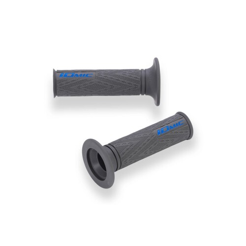 イオミック(Iomic) iX-MCグリップ グレー/ブルー 118mm IX02BL 色[カラー]:グリップ本体:グレー/ロゴ:ブルー サイズ:[ファイ]22.2 材質[素材]:エラストマー(樹脂) 内容量[数量]:左右セット 形状:エンド形状:貫通型 色[カラー]:グリップ本体:グレー/ロゴ:ブルー サイズ:[ファイ]22.2 材質[素材]:エラストマー(樹脂) 内容量[数量]:左右セット 形状:エンド形状:貫通型 型番:IX02 備考:ワイヤリングもしくは、両面テープでの取り付け。 使用上の注意:グリップボンドは使用できませんのでご注意ください。 長さ:118mm 商品コード20081814656商品名イオミック(Iomic) iX-MCグリップ グレー/ブルー 118mm IX02BL型番IX02BLサイズ&phi;22.2カラーグリップ本体：グレー/ロゴ：ブルー※他モールでも併売しているため、タイミングによって在庫切れの可能性がございます。その際は、別途ご連絡させていただきます。※他モールでも併売しているため、タイミングによって在庫切れの可能性がございます。その際は、別途ご連絡させていただきます。