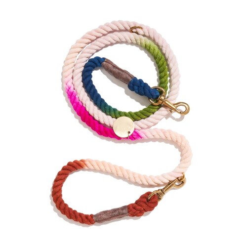 Found My Animal/犬用 リード 2.1m 中型犬 グラデーション 7ft OMBRE LEASH SPRINGBOUQUET M Found My Animal(ファウンド マイ アニマル)の犬用リード「OMBRE」シリーズは、ニューヨークのスタジオにて、熟練のクラフトマンが一点ずつ手作業で、強靭に組み上げた逸品です。 自然界の豊かな色彩にインスパイアされた美しいグラデーションは、単なるリードの枠を超え、愛犬との散歩をひとつの芸術へと昇華させます。 手仕事だからこそ生み出せる繊細な色の重なりは、世界にふたつとして同じものは存在しません。船舶用ロープの圧倒的な強度を備えつつ、手になじむ柔らかな質感を両立させた、ブランドを象徴する特別なシリーズです。 こちらの商品はMサイズです。リードの長さ約2.1m、リードの太さ約10mm、適応体重(目安)は5.4〜22.6kgとなります。 唯一無二のハンドダイ:熟練のクラフトマンが、独自の染色技法を用いて色彩を紡ぎ出しています。機械染色では決して表現できない、深く、柔らかなグラデーションが魅力です。 伝統技術による高い耐久性:船舶用のコットンロープを使用し、手作業でスプライス(編み込み)とホイッピング(糸巻き)による補強を施した、極めて頑丈な作りです。 高品質な真鍮パーツ:サビに強く安全性の高いソリッドブラス(真鍮)のロッキング・カラビナを採用。どんなシーンでも愛犬をしっかりホールドします。 Found My Animal(ファウンド マイ アニマル)の犬用リード「OMBRE」シリーズは、ニューヨークのスタジオにて、熟練のクラフトマンが一点ずつ手作業で、強靭に組み上げた逸品です。 自然界の豊かな色彩にインスパイアされた美しいグラデーションは、単なるリードの枠を超え、愛犬との散歩をひとつの芸術へと昇華させます。 手仕事だからこそ生み出せる繊細な色の重なりは、世界にふたつとして同じものは存在しません。船舶用ロープの圧倒的な強度を備えつつ、手になじむ柔らかな質感を両立させた、ブランドを象徴する特別なシリーズです。 唯一無二のハンドダイ:熟練のクラフトマンが、独自の染色技法を用いて色彩を紡ぎ出しています。機械染色では決して表現できない、深く、柔らかなグラデーションが魅力です。 伝統技術による高い耐久性:船舶用のコットンロープを使用し、手作業でスプライス(編み込み)とホイッピング(糸巻き)による補強を施した、極めて頑丈な作りです。 高品質な真鍮パーツ:サビに強く安全性の高いソリッドブラス(真鍮)のロッキング ■カラビナを採用。どんなシーンでも愛犬をしっかりホールドします。 シーンに合わせた多機能デザイン:アジャスタブル(調節可能)な設計。肩掛けのハンズフリー、標準的なスタイル、2頭引きなど、用途に合わせて自由にお使いいただけます。 絆の象徴(FOUNDタグ):付属のタグには、保護犬 ■保護猫活動への想いと、新しい家族に出会えた喜びが込められています。 【商品仕様】 原産国:アメリカ製(Made in NY) 素材:ロープ、真鍮 ※手染めの製品のため、画像と実物の色味や色の濃淡、色乗りの幅などが異なることがございます。予めご了承ください。 ※水濡れなどで、色落ちする事がございます。衣服などへの色移りにご注意ください。 商品コード20082294657商品名Found My Animal/犬用 リード 2.1m 中型犬 グラデーション 7ft OMBRE LEASH SPRINGBOUQUET M型番L-SPRINGBOUQUETMサイズMカラーSPRINGBOUQUET※他モールでも併売しているため、タイミングによって在庫切れの可能性がございます。その際は、別途ご連絡させていただきます。※他モールでも併売しているため、タイミングによって在庫切れの可能性がございます。その際は、別途ご連絡させていただきます。