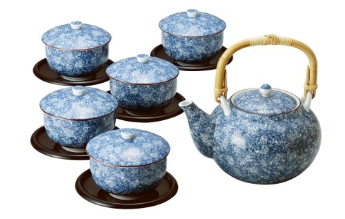 染吉野 茶托付蓋番茶器 AM-MB27457 サイズ:土瓶(W17.5×D14.5×H11cm/900ml)蓋付煎茶([ファイ]9.5×H7.5cm/200ml) 2400g 素材・材質:磁器 原産国:日本製 製品仕様:焼物の性質上、窯や気温などの状態により焼きあがりの色やサイズ・重量などに違いが出ることがあります。 セット内容:土瓶×1、蓋付煎茶×5、茶托×5 製品概要:食器洗浄機・電子レンジ対応(磁器のみ) 箱寸法:40.9×25.7×11.5 商品コード20081698658商品名染吉野 茶托付蓋番茶器 AM-MB27457型番AM-MB27457※他モールでも併売しているため、タイミングによって在庫切れの可能性がございます。その際は、別途ご連絡させていただきます。※他モールでも併売しているため、タイミングによって在庫切れの可能性がございます。その際は、別途ご連絡させていただきます。