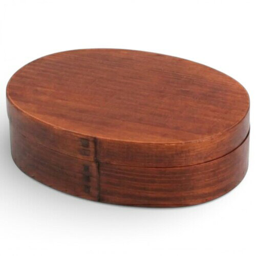 J−kitchens 曲げわっぱ 弁当箱 女性 木製 一段 漆 15.5x10x4.8cm 300ml WABI-369445 サイズ:約 15.5x10x4.8cm 素材/木製・漆 木製品は天然素材の為、実物と写真で質感が異なる場合がございます。同じ商品でも木目、重さ、色合いが異なります。 ※掲載されている商品の色は、お使いのPCの環境によって実物と若干異なる場合があります。ご了承くださいませ。 木の温もりと風合いを楽しめる、木製ランチボックスです。天然木が呼吸することで余分な水分を調整し、ご飯を美味しく保ちます。夏は傷みにくく、冬は冷めにくいため、季節を問わず快適に使用できます。熱や冷たさを和らげるやさしい使い心地で、お子様からご年配の方まで安心です。 木の温かなぬくもりと風合いのある、木製ランチボックスです。昔ながらの曲げわっぱは、通気性が良く夏はご飯がいたみにくく、冬は保温性に優れ冷めにくくしてくれます。 日本の伝統的なお弁当箱に四季折々のおかずを添えてピクニックに出掛けてみてはいかがですか。 木製のお弁当箱は木が呼吸しているため、ご飯を入れると適度に水分が逃げて美味しさが保たれます。 また、料理の熱や冷たさを緩和してくれるので、お年寄りやお子様に特におすすめです。 夏はご飯が傷みにくく、冬はご飯が固くなりにくい。 天然木が呼吸をしているので水分の発散を上手く整えてくれているのです。 商品コード20081792065商品名J−kitchens 曲げわっぱ 弁当箱 女性 木製 一段 漆 15.5x10x4.8cm 300ml WABI-369445型番4573651369445カラーウッド※他モールでも併売しているため、タイミングによって在庫切れの可能性がございます。その際は、別途ご連絡させていただきます。※他モールでも併売しているため、タイミングによって在庫切れの可能性がございます。その際は、別途ご連絡させていただきます。