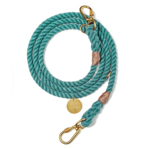 Found My Animal/犬用 リード 2.1m 中型犬 ハンズフリー 2頭引き 7ft LEASH TEAL M Found My Animal(ファウンド マイ アニマル)の犬用リードは、ニューヨークの職人が手掛ける一点物の彩りが、愛犬との散歩を特別な時間に変えてくれます。 「アップサイクル・ロープリード」は、リサイクル素材を活用したサステナブルな背景と、親しみやすい風合い、そして驚くほどの多機能性が融合しています。環境を思いやる心と、愛犬との自由な冒険を両立させるこのギアは、伝統的な航海術の技法で仕立てられ、一生モノの耐久性を誇ります。 こちらの商品はMサイズです。リードの長さ約2.1m、リードの太さ約10mm、適応体重(目安)は5.4〜22.6kgとなります。 洗練されたコントラストデザイン:異なるトーンのロープを組み合わせた、時代に左右されないタイムレスなルックス。どんな毛色のワンちゃんにもマッチし、日常の散歩をスタイリッシュに演出します。 伝統のハンドスプライス(手編み加工)構造:船舶用ロープを熟練の職人が手作業で継ぎ合わせ、末端を「ウィップ」技法で補強。手仕事ならではの圧倒的な強度と、長年愛用できる耐久性を誇ります。 ハンドダイ(手染め)の美しさ :機械染色では決して表現できない、柔らかで奥行きのある色彩が、愛犬の持つ本来の美しさを鮮やかに引き立てます。 Found My Animal(ファウンド マイ アニマル)の犬用リードは、ニューヨークの職人が手掛ける一点物の彩りが、愛犬との散歩を特別な時間に変えてくれます。 「アップサイクル ■ロープリード」は、リサイクル素材を活用したサステナブルな背景と、親しみやすい風合い、そして驚くほどの多機能性が融合しています。環境を思いやる心と、愛犬との自由な冒険を両立させるこのギアは、伝統的な航海術の技法で仕立てられ、一生モノの耐久性を誇ります。 洗練されたコントラストデザイン:異なるトーンのロープを組み合わせた、時代に左右されないタイムレスなルックス。どんな毛色のワンちゃんにもマッチし、日常の散歩をスタイリッシュに演出します。 伝統のハンドスプライス(手編み加工)構造:船舶用ロープを熟練の職人が手作業で継ぎ合わせ、末端を「ウィップ」技法で補強。手仕事ならではの圧倒的な強度と、長年愛用できる耐久性を誇ります。 ハンドダイ(手染め)の美しさ :機械染色では決して表現できない、柔らかで奥行きのある色彩が、愛犬の持つ本来の美しさを鮮やかに引き立てます。 自由自在なスタイル:アジャスタブル(調節可能)なデザインで、ハンズフリーで肩掛けしたり、短く持ったり、2頭引きにしたりと、シーンに合わせた使い方が可能です。 【商品仕様】 原産国:アメリカ製(Made in NY) 素材:ロープ、真鍮 ※手染めの製品のため、画像と実物の色味や色の濃淡、色乗りの幅などが異なることがございます。予めご了承ください。 ※水濡れなどで、色落ちする事がございます。衣服などへの色移りにご注意ください。 商品コード20082294660商品名Found My Animal/犬用 リード 2.1m 中型犬 ハンズフリー 2頭引き 7ft LEASH TEAL M型番L-TRB2MサイズMカラーTEAL※他モールでも併売しているため、タイミングによって在庫切れの可能性がございます。その際は、別途ご連絡させていただきます。※他モールでも併売しているため、タイミングによって在庫切れの可能性がございます。その際は、別途ご連絡させていただきます。