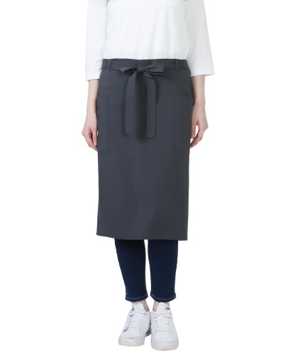 GT7009-8 チャコールグレー フリー 腰下エプロン ミドル丈 男女兼用 飲食店 カフェ レストラン キッチン ユニフォーム 制服 Fサイズ:前中心丈62cm・ウエスト巾96cm・腰ひも長さ270cm 耐塩素・撥水撥油・ストレッチ・速乾機能付き 腰ポケット2つ・ベルトループ付き 軽量でシワにもなりにくい 耐塩素性で高耐久、はっ水・撥油機能で汚れを防ぐ 説明 ストレッチトロピカル素材(ポリエステル100%)を使用した腰下エプロンは、働く現場のために設計された一枚です。 しなやかで伸縮性のある生地は、快適な動きをサポートし、長時間の作業でも疲れにくいデザイン。 撥水 ■撥油機能により、水や油汚れも簡単に弾き、飲食店やサービス業、医療現場でも安心して使える優れた機能性を備えています。 耐塩素性もあるため、厳しい作業環境でもしっかりと耐久性を発揮し、速乾性が高いので、毎日の洗濯後もすぐに乾き、すぐに使用可能です。 この腰下エプロンは、ショート丈 ■ミドル丈 ■ロング丈の3パターンからお選びいただけるので、作業内容や職場環境に合わせて最適な長さを選ぶことができます。 ショート丈は動きやすさ重視、ミドル丈はバランス良く、ロング丈はカバー力を求める方に最適です。 8色(ネイビー、ワイン、ベージュ、カーキ、ブラウン、ライトグレー、チャコールグレー、ブラック)のカラーバリエーションで、職場の雰囲気や用途に合わせたスタイルを演出。ユニフォームとしての統一感を高めることも可能です。 商品コード20076384670商品名GT7009-8 チャコールグレー フリー 腰下エプロン ミドル丈 男女兼用 飲食店 カフェ レストラン キッチン ユニフォーム 制服型番GT7009-8サイズFree Sizeカラーチャコールグレー※他モールでも併売しているため、タイミングによって在庫切れの可能性がございます。その際は、別途ご連絡させていただきます。※他モールでも併売しているため、タイミングによって在庫切れの可能性がございます。その際は、別途ご連絡させていただきます。