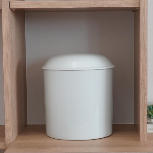 エスケー 骨壺 白並 01010 7寸 サイズ:7寸(直径約21cm) 注意:手作り商品のため、色・柄・形状等が写真と若干異なる場合がございます。 納骨用の骨壺です。 シンプルな白のタイプです。 ペット用としてはレトリーバー ■シェパード ■ハスキーなどの大型犬用のサイズです。 主に関西では、中骨壷(5寸~6寸)、関東ではお骨をすべて入れることの出来る大骨壷(7寸)を使用します。地域により様々なサイズが使われています。 商品コード20081642675商品名エスケー 骨壺 白並 01010 7寸型番01010サイズ7寸カラーホワイト※他モールでも併売しているため、タイミングによって在庫切れの可能性がございます。その際は、別途ご連絡させていただきます。※他モールでも併売しているため、タイミングによって在庫切れの可能性がございます。その際は、別途ご連絡させていただきます。