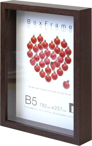イワタ 額縁 ボックスフレーム B5 木製 ダークブラウン MB-245DBR-B5 【本体重量】 794g 【収納サイズ】 182x257mm 【厚み】 ガラス面から裏板面まで約35mm 【仕様】 本体木製、前面ガラス、吊紐・吊金具付き 立体的な作品も飾ることができる厚みのある額縁です。 木製のダークブラウンで落ちついた雰囲気のBOXフレームです。 立体的な作品を飾ることができます。 ガラス面から背面の裏板まで約35mmありますので、 押し花や、折り紙、ちぎり絵、記念に頂いた立体的な物等を綺麗に飾ることができます。 吊紐、吊金具でつりさげてお使いいただくことができます。 182x257mm、奥行35mmまでの作品等を飾ることができます。 ※ガラスを使用していますので、取扱にはご注意ください。 全部で4種類、B5、A4、B4、A3を展開。お好みのサイズに合わせてお使いください。 商品名 : イワタ ボックスフレーム ダークブラウン B5 MB-245DBR-B5 商品コード20065938685商品名イワタ 額縁 ボックスフレーム B5 木製 ダークブラウン MB-245DBR-B5型番MB-245DBR-B5サイズB5カラーダークブラウン※他モールでも併売しているため、タイミングによって在庫切れの可能性がございます。その際は、別途ご連絡させていただきます。※他モールでも併売しているため、タイミングによって在庫切れの可能性がございます。その際は、別途ご連絡させていただきます。