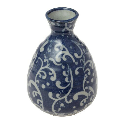 徳利 茶 約8.2×11.2cm 波しぶき1号徳利 23325 本体サイズ:約8.2×11.2cm 素材・材質:陶器 生産国:日本 容量:220cc 陶器に対するご理解とお願い 焼き物の素材は陶土と磁土があり、陶土で焼かれたものを陶器といいます。 陶器には吸水性があり、磁器よりも強度が弱く厚手に作られています。 陶土のはいろいろな色や種類があり、釉薬との組み合わせでいくつもの表情が生まれます。 陶器の温かみを生かすために手作り、手作業の部分が多くあり、工業製品のように同一になることはありません。 窯の温度変化による多少の色の違い、釉薬の細かいヒビ(貫入)、ピンホール、垂れなどは陶器の特性として良品tみなしております。陶器の特性で不良品とする傾向がありますが、資源の無駄使いであり地球環境を損なうことにもなります。 弊社では割れ、切れ、ボロ(焼成時に素地のかけらなどが付着すること)などは不良として厳しく検品しておりますので、何卒ご理解いただきご使用くださいますようお願い申し上げます。 商品コード20081708691商品名徳利 茶 約8.2&times;11.2cm 波しぶき1号徳利 23325型番23325サイズ約8.2&times;11.2cmカラー茶※他モールでも併売しているため、タイミングによって在庫切れの可能性がございます。その際は、別途ご連絡させていただきます。※他モールでも併売しているため、タイミングによって在庫切れの可能性がございます。その際は、別途ご連絡させていただきます。