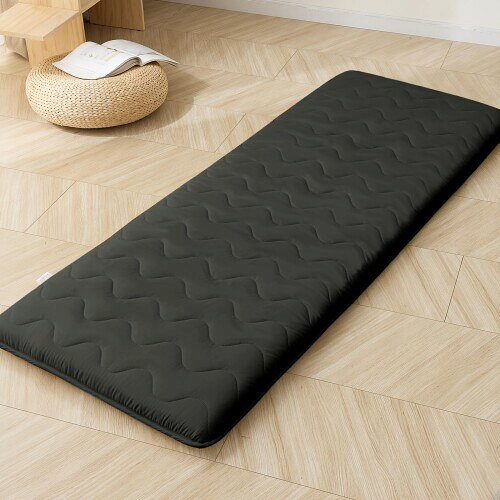 fuwawa ごろ寝マット お昼寝マット 大人 ごろ寝布団 長座布団 70×180cm 厚め8cm ウレタン入り 体圧分散 4層構造 ごろ寝座布団 うたた寝マット ごろ寝クッション 軽量 コンパクト 固綿入り 抗菌 防臭 防ダニ 底付き感無し 座布団 来客用 ブラック 【凹凸加工ウレタン・体圧分散】特殊な凹凸構造で、面ではなく点で体を支えるし、過度な沈み込みを抑え、波型の頂点を中心に点で背中・腰の体圧を分散できるし、毛細血管も圧迫せず、血行を妨げにくいです。体に負担のかからない快適な眠りをサポートします。プロファイルウレタンで通気性もアップし、ムレにくく快適です。 【体を優しくサポート・四層構造】「サンドイッチ製法」で床付き感がなく、ヘタりにくい構造です。安心の厚みで底付き感がなく、寝ている時の痛みや冷たさなどの不快感を解消したごろ寝布団です。 たっぷりと詰められた素材で、ふっくらとした柔らかさがまず感じられ、体を優しく支え、適度な反発力があり、とても心地よいクッション性を味わえます。 【抗菌防臭&軽量設計】消臭・抗菌効果のある帝人アクフィットECOをを中綿に100%使用した清潔仕様のごろ寝布団。通気性、吸水性に優れ、吸収した湿気を外に逃がすのでオールシーズンご使用いただけます。汚れてもご家庭で洗えるのがポイント。小さなお子様やペットの居るご家庭も安心してお使いいただけます。このごろ寝マットを丸めることができ、コンパクトに収納できるため使わない時も場所を取りません。女性でも持ち運びもラクラクになります。 【1年中使えるさらふわ生地】肌に触れる部分にピーチスキン加工を施しました。さらふわした心地の良い肌触りで季節を問わず、1年中お使いいただけます。四層構造のデザイン、柔らかく肌に優しく、耐摩耗性があり、暖かいです。 キルティング製になっていますので、型崩れしにくく丈夫です。また、縁を別生地で巻いて縫うパイピング処理を行っています。裂けや中わたのはみ出しを防止します。 【以外にも大活躍】コンパクトで様々な場所で使用できます。ごろ寝マットとしてはもちろん、座椅子、腰掛け、足枕、クッションなど気分によって形を変えられます。コンパクトサイズなので子供部屋や狭いご家庭にも適で、来客用にも便利です。 【品質保証】計り方によっては、多少サイズに誤差が生じる場合がございます。あらかじめご了承ください。この製品は柔らかい素材で作られてますので、圧縮梱包からすぐに復元した状態、到着後は完全に膨らむまで約3日~5日かかるおそれがあります(日光に当てたり、手でたたいたりすると、ゴロ寝布団の回復が速まります)。万が一商品に不具合がある場合、弊社にご連絡いただければ迅速に対応いたします。 商品コード20081992694商品名fuwawa ごろ寝マット お昼寝マット 大人 ごろ寝布団 長座布団 70&times;180cm 厚め8cm ウレタン入り 体圧分散 4層構造 ごろ寝座布団 うたた寝マット ごろ寝クッション 軽量 コンパクト 固綿入り 抗菌 防臭 防ダニ 底付き感無し 座布団 来客用 ブラック型番FW-B503-70180BKサイズ70*180cmカラーブラック※他モールでも併売しているため、タイミングによって在庫切れの可能性がございます。その際は、別途ご連絡させていただきます。※他モールでも併売しているため、タイミングによって在庫切れの可能性がございます。その際は、別途ご連絡させていただきます。