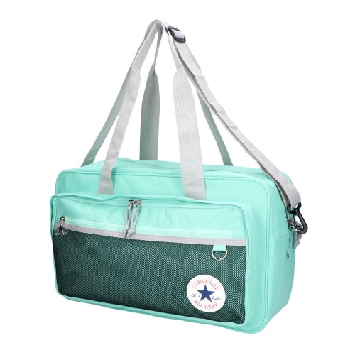 81639900-0030-0000-CV RETRO SCHOOL 2WAY BAG 【デザイン性(レトロ×アイコン)】ノスタルジックなスクールバッグデザインに、ALL STARアンクルパッチを大胆に配置。 通学だけでなく普段使いにも映える、ファッション性の高いレトロデザイン。さりげない星型引手もデザインアクセントに。 【素材】本体生地には300DポリエステルOXキャンバスを採用。 型崩れしにくく、日常使いに十分な強度と耐久性を備えたタフな素材 【外ポケット】フロントにファスナーポケット+メッシュポケットを装備。 スマホや小物をサッと出し入れできる、使い勝手の良い外部収納。 【内ポケット】PCや書類の収納に便利な仕切りポケット、視認性の高いメッシュ内ポケット付き。 バッグの中をすっきり整理できる、実用的な内部設計。 【2WAY仕様の使いやすさ】取り外し可能なショルダーベルト付きで、手持ち・肩掛けの2WAY対応。 荷物が多い日でも快適に持ち運べる高い実用性。 説明 CONVERSE/コンバース 1908年、アメリカ ■マサチューセッツ州でマーキス ■M ■コンバースが創業。 CONVERSEを代表する「キャンバス オールスター」は、1917年にバスケットボールシューズとして誕生しました。 その他、「ジャックパーセル」や「シェブロン&スター」など多様なアイテムを展開。 スポーツ、ファッション、音楽といったライフスタイルの様々な要素と結びつきながら、今なお進化を続けているブランドです。 商品スペック 高さ:26cm 横幅:44cm 奥行き(マチ):15cm 容量:約18L 商品特徴 【デザイン性(レトロ×アイコン)】 ノスタルジックなスクールバッグデザインに、ALL STARアンクルパッチを大胆に配置。 通学だけでなく普段使いにも映える、ファッション性の高いレトロデザイン。 さりげない星型引き手もデザインアクセントに。 【素材】 本体生地には300DポリエステルOXキャンバスを採用。 型崩れしにくく、日常使いに十分な強度と耐久性を備えたタフな素材です。 【外ポケット】 フロントにファスナーポケットとメッシュポケットを装備。 スマホや小物をサッと出し入れできる、使い勝手の良い外部収納。 【内ポケット】 PCや書類の収納に便利な仕切りポケットと、視認性の高いメッシュ内ポケット付き。 バッグの中をすっきり整理できる、実用的な内部設計。 【2WAY仕様の使いやすさ】 取り外し可能なショルダーベルト付きで、手持ち ■肩掛けの2WAY対応。 荷物が多い日でも快適に持ち運べる高い実用性。 商品コード20082128698商品名81639900-0030-0000-CV RETRO SCHOOL 2WAY BAG型番81639900サイズFree Sizeカラーミント※他モールでも併売しているため、タイミングによって在庫切れの可能性がございます。その際は、別途ご連絡させていただきます。※他モールでも併売しているため、タイミングによって在庫切れの可能性がございます。その際は、別途ご連絡させていただきます。