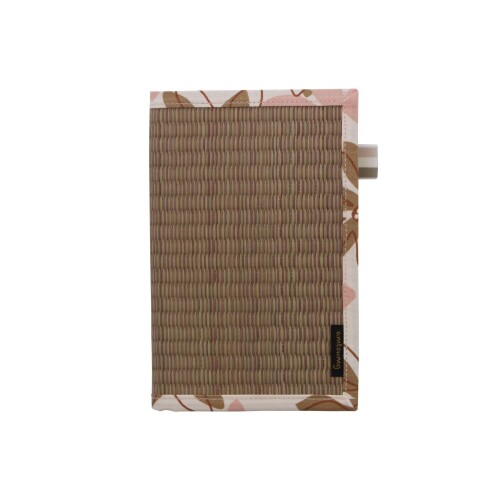 アムツムグ ブックカバー 新書 畳 フラワー ピンク A02-21-00201 【サイズ】約 12.5×18.7cm 厚さ2.0cmまで対応 【重さ】約52g 【素材】本体:国産イ草100パーセント、付属部:綿100%(裏張りポリエステル100%) しおり紐:レーヨン100% 日本製 【特徴】天然国産イ草の放吸湿性のため、良い手触りです。 【注意点】天然素材のため織ムラ、色ムラ等があります。水洗いできません。 本に馴染み、手に心地よい、爽やかなイ草の新書用ブックカバーです。 書き込みやマーカーのための、ペンホルダー付き 独自の開発技術により、薄く、しなやかな造り。新書にちょうどフィットするサイズです。 どこにいても、畳の安らぎをかたわらに感じられます。 イ草には天然の抗菌作用があります。 イ草から放出される成分によって森林浴と同じようなリラックス効果が期待できます。 日本製。 商品コード20065030700商品名アムツムグ ブックカバー 新書 畳 フラワー ピンク A02-21-00201型番A02-21-00201サイズ新書カラーフラワー ピンク※他モールでも併売しているため、タイミングによって在庫切れの可能性がございます。その際は、別途ご連絡させていただきます。※他モールでも併売しているため、タイミングによって在庫切れの可能性がございます。その際は、別途ご連絡させていただきます。