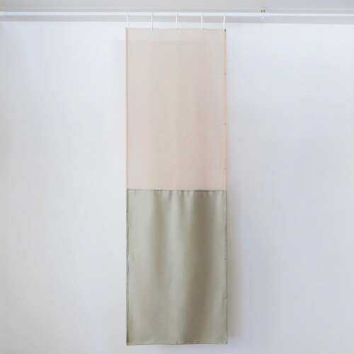 HEIAN SHINDO One Fit Cloth ワンフィットクロス つなぐ Peach Beige A OFC-TS-1 平安伸銅工業 【閉じずに?仕切る、?新しい?カーテンのかたち】 光や?気配を?遮らず、?ゆる?やかに?空間を?つなぐ?設計。?透け感を?生かしながら、?心地よい?距離感で?空間を?やさしく?仕切る。?「閉じずに?仕切る」と?いう?新しい?発想から?生まれた?カーテンです。? 【自由に?アレンジできる?カスタマイズ性】 ボタンで?カーテン同士を?つなぐ?ことで、?必要な?長さを?自在に?調整可能。?折り?畳むだけで?丈も?簡単に?変えられ、?上下左右の?決まりが?ないため、?組み合わせ方?次第で?思い通りの?デザインを?楽しめます。? 【どこでも?使える?多様な?設置スタイル】 窓辺の?カーテンと?しては?もちろん、?部屋の?間?仕切りと?しても?活躍。?カーテンレールが?ない?場所でも?突っ張り棒と?市販の?リングクリップで?簡単に?設置ます。? 【日常に?寄り添う?品質と?デザイン】 家庭の?洗濯機で?洗える?扱いやすさに?加え、?高い?縫製技術と?厳しい?品質管理に?よる?確かな仕上がり。? 商品紹介 使用上の注意事項 ■洗濯により、他の物に移染することがありますので、他の物とは別に洗濯をしてください。 ■塩素系漂白剤のご使用はおやめください。 ■ご家庭での乾燥機のご使用はおやめください。縮みの原因となります。 ■洗濯後はレールに吊り戻して形を整えての乾燥が便利です。(その際、床に新聞紙や大きめのタオルをお敷きください。) ■クリップフック使用の際、生地にほつれが生じる場合があります。 警告 ■窒息やけがの恐れがあるため、本製品を首や頭に通さないでください。 ■巻き付きや引っかかりにご注意ください。 ■ボタンは誤飲の危険があるため、乳幼児の手の届かない場所で使用 ■保管してください。 その他 ■ボタン位置にわずかなズレが生じる場合がありますが、使用に問題はありません。布の風合いとしてお楽しみください。 ■天災などの不可抗力や改造、経年劣化、製品本来の用途から逸脱した使用による故障、破損、事故に対する補償は致しません。 ■日本国外に持ち出された製品は補償の対象外となります。 ■製品については万全を期しておりますが、万一不良品などがございましたら、お手数ですが記載の連絡先までご連絡くださいますようお願い申し上げます。 ■品質向上のため予告なく仕様および外観を変更する場合がありますので、予めご了承ください。 安全警告 窒息やけがの恐れがあるため、本製品を首や頭に通さないでください。巻き付きや引っかかりにご注意ください。ボタンは誤飲の危険があるため、乳幼児の手の届かない場所で使用 ■保管してください。 商品コード20081680710商品名HEIAN SHINDO One Fit Cloth ワンフィットクロス つなぐ Peach Beige A OFC-TS-1 平安伸銅工業型番OFC-TS-1サイズ丈215 cm x 幅70 cm (1枚組)カラーPeach Beige※他モールでも併売しているため、タイミングによって在庫切れの可能性がございます。その際は、別途ご連絡させていただきます。※他モールでも併売しているため、タイミングによって在庫切れの可能性がございます。その際は、別途ご連絡させていただきます。