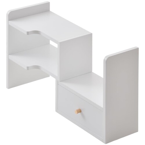 BF DECO 卓上伸縮ラック サイズ: 幅 325〜585 × 奥行 220 × 高さ 350 mm 素材: 中質繊維板(ラッカー塗装) 商品重量: 5.5kg 耐荷重: 天板:約2.5kg(×2) 棚板:約2.5kg 引出し:約1.5kg=全体約9kg 仕様: 要組立品 (組立時間約30分/1人) 幅を約32.5〜58.5cmまで自由に調整できる卓上伸縮ラック。上下を重ねて置くだけのシンプル構造で、角度も自在にレイアウト可能。デスク上やキッチンカウンター、リビングなど様々な場所にフィットします。引き出し付きで文具や小物をすっきり収納でき、マットホワイト天板とピンクゴールド調取っ手の上品デザインで空間を美しく整えます。 デスク上や在宅ワークの作業スペースをすっきり整えたい方におすすめの卓上伸縮ラック。幅を約32.5〜58.5cmまで調整できるため、一人暮らしのデスクや勉強机、オフィスの卓上整理にもぴったり。文具やノート、ガジェットをまとめて収納でき、引き出しには印鑑や小物もすっきり隠せて生活感を抑えた整った作業空間を作ります。 キッチンカウンターやリビング収納としても便利な卓上ラック。スパイスやマグカップ、日用品ストックを整理でき、限られたスペースを有効活用できます。角度を変えたレイアウトも可能なため、コーナーや壁際にもフィット。主婦や一人暮らしの方のキッチン整理やカウンター収納にも活躍します。 マットホワイトの天板とピンクゴールド調取っ手の上品デザインで、ナチュラル・北欧・モダンインテリアにも自然に馴染む収納ラック。背面まで美しい仕上げでカウンター上や間仕切りのような配置でもすっきり見えます。圧迫感を抑えた高さ約35cm設計で卓上空間を軽やかに演出します。 商品紹介 左右の棚を広げると、最大で約58cmまで伸ばせるBF DECOシリーズの卓上収納ラック。デスクやキッチンカウンター上などマルチに使えます。縮めてコンパクトに使うも良し、伸ばしてワイドに使うも良し、様々な場所で活躍♪角度をつければコーナーにも設置可能で、デッドスペースになる場所も有効に使えます。また、引き出しの取っ手がゴールドでワンポイントオシャレに! 安全警告 直射日光のあたる場所や湿気の多い場所でのご使用は控えて下さい。変形 ■変色の恐れがございます。ケガをする恐れがありますので、本来の用途以外で使用しないでください。 商品コード20081992715商品名BF DECO 卓上伸縮ラック型番BFLS0408MOWHTサイズ卓上ラックカラーホワイト※他モールでも併売しているため、タイミングによって在庫切れの可能性がございます。その際は、別途ご連絡させていただきます。※他モールでも併売しているため、タイミングによって在庫切れの可能性がございます。その際は、別途ご連絡させていただきます。