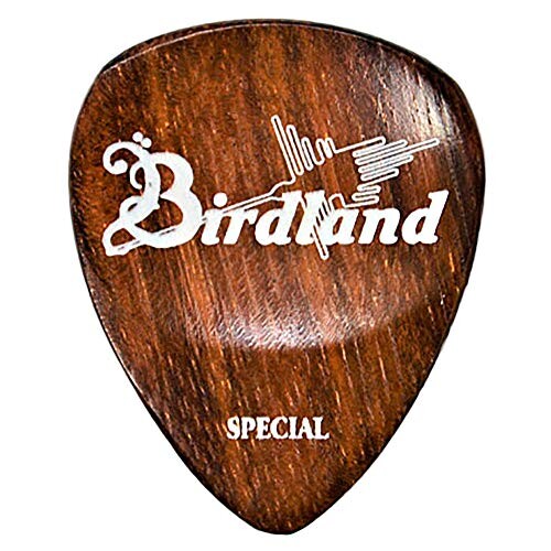 Birdland/Rose Special Pick/133-06-011 ローズウッドから削り出したティアドロップ型のピックです。 指をフィットさせるクボミを施し従来品よりも厚いピックです。 木材ならではのマイルドなサウンドを放ちます。 Birdland Pickの中で最もマイルド志向なモデルです。 説明 現代の樹脂で作成されたピックでは表現できない、サウンド、プレイアビリティが天然素材のピックにはあります。木材や牛の骨、角を削り出しで加工することで滑らかな質感と弦を滑らせるようなピッキングを可能にします。 ※天然素材の為、模様や色合いが1枚1枚異なります。 商品コード20064196720商品名Birdland/Rose Special Pick/133-06-011型番133-06-011カラー茶※他モールでも併売しているため、タイミングによって在庫切れの可能性がございます。その際は、別途ご連絡させていただきます。※他モールでも併売しているため、タイミングによって在庫切れの可能性がございます。その際は、別途ご連絡させていただきます。