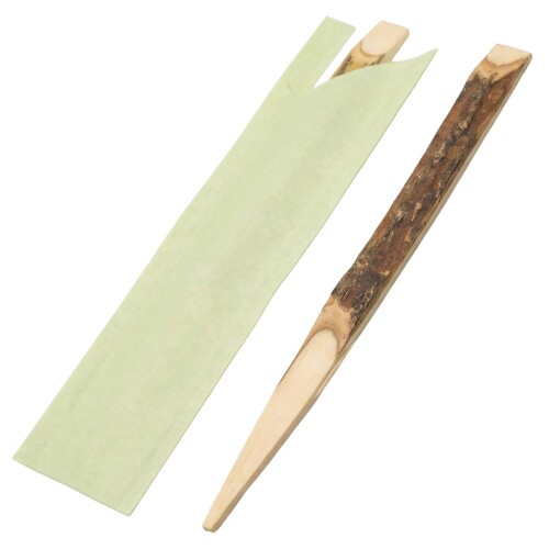 山下工芸 黒文字 ウグイス 7.5cm 500本袋 菓子楊枝 和菓子用 茶道 おもてなし 天然木 サイズ:6mm幅×7.5cm 素材:木 入数:500本袋 生産国:中国製 天然木の上品な風合いが特徴の黒文字楊枝です。和菓子を切り分ける際に使う伝統的な菓子楊枝で、茶道のお茶席やおもてなしの場にふさわしい高級感があります。ほのかな木の香りが品格を添えます。 黒文字は和菓子を切り分ける際に使う伝統的な菓子楊枝です。茶道のお茶席やおもてなしの場にふさわしい上品な佇まい。天然木の自然な風合いとほのかな香りが、お菓子の時間に品格を添えます。 天然木の上品な佇まい:自然な風合いと落ち着いた色合いが、食卓やお茶の席に品格を添えます。ほのかな木の香り:天然木ならではのやさしい香りが、和菓子の味わいを引き立てます。伝統の菓子楊枝:茶道の作法に欠かせない黒文字は、おもてなしの心を形にした日本の伝統文化です。丁寧な仕上げ:一本一本バリのない滑らかな仕上げで、大切なお菓子を美しく切り分けられます。 ご使用上の注意:先端は尖っておりますので、お取り扱いには十分ご注意ください。特にお子様のご使用にはご注意ください。保管方法:湿気を避け、直射日光の当たらない場所で保管してください。天然木のため、色味や木目に個体差がございますが、天然素材ならではの風合いです。 天然木の上品な風合いが特徴の黒文字楊枝です。和菓子を切り分ける際に使う伝統的な菓子楊枝で、茶道のお茶席やおもてなしの場にふさわしい高級感があります。ほのかな木の香りが品格を添えます。 商品コード20081996722商品名山下工芸 黒文字 ウグイス 7.5cm 500本袋 菓子楊枝 和菓子用 茶道 おもてなし 天然木型番39014860サイズ6mm幅&times;7.5cmカラー白※他モールでも併売しているため、タイミングによって在庫切れの可能性がございます。その際は、別途ご連絡させていただきます。※他モールでも併売しているため、タイミングによって在庫切れの可能性がございます。その際は、別途ご連絡させていただきます。