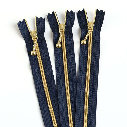 Y.K.K メタリオン3C 20cm紺/ゴールド 3本入 3CM20-3G 長さ:20cm 同色3本入 3番コイルでさらに軽く高級感のあるファスナーができました! ■長さ:20cm ■4色入り 3番コイルでさらに軽く高級感のあるファスナーができました! 商品コード20081700736商品名Y.K.K メタリオン3C 20cm紺/ゴールド 3本入 3CM20-3G型番3CM20-3Gカラー紺※他モールでも併売しているため、タイミングによって在庫切れの可能性がございます。その際は、別途ご連絡させていただきます。※他モールでも併売しているため、タイミングによって在庫切れの可能性がございます。その際は、別途ご連絡させていただきます。