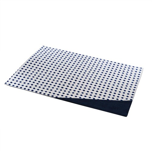 山下工芸 ランチョンマット 絞り 豆絞り 綿100% 日本製 浴衣柄風 31x45cm モダンな和のデザインが特徴です。伝統的な和柄や色合いを現代風にアレンジしており、和室の座卓はもちろん、北欧風や洋風のダイニングテーブルにも違和感なく馴染みます。毎日の食卓から、大切なお客様へのおもてなしまで、置くだけでテーブルを上品に彩ります。生地の生産から縫製まで国内で行っている、高品質な日本製(Made in Japan)です。綿100%のしっかりとした生地を2枚縫い合わせた「リバーシブル(二枚仕立て)」等の仕様が多く、ペラペラしない適度な厚みと重厚感があります。 【絞り】日本文化の 粋 を象徴する豆絞り。その「目」を連想させる柄は魔除けの意味があり、また子孫繁栄の謂れもある吉祥文様です。 不規則な筋柄が楽しい絞り柄もバリエーションでご用意しました。 ランチョンマット、コースター、テーブルランナー統一感のあるテーブルコーディネートが可能です。季節や気分に合わせて使い分けたり、引っ越し祝い・内祝い・海外の方へのお土産など、こだわりのあるギフトとしても大変喜ばれるアイテムです。 【お洗濯について】 長く風合いを保つため、手洗い、または洗濯機を使用される場合は「洗濯ネット」に入れて弱水流で洗ってください。綿素材の特性上、初回のお洗濯時に多少の色落ちや縮みが生じる場合があります。他の衣類(特に白いもの)とは分けて洗い、塩素系漂白剤や蛍光増白剤入りの洗剤のご使用はお避けください。 【干し方・乾燥について】 脱水後は時間を置かずに取り出し、手でパンパンと叩いてシワを伸ばし、形を整えてから風通しの良い日陰に干してください。 ※重要:タンブラー乾燥(乾燥機)は、大きな縮みや型崩れの原因となりますので、絶対に使用しないでください。 モダンな和のデザインが特徴です。伝統的な和柄や色合いを現代風にアレンジしており、和室の座卓はもちろん、北欧風や洋風のダイニングテーブルにも違和感なく馴染みます。毎日の食卓から、大切なお客様へのおもてなしまで、置くだけでテーブルを上品に彩ります。 商品コード20082190753商品名山下工芸 ランチョンマット 絞り 豆絞り 綿100% 日本製 浴衣柄風 31x45cm型番42044920サイズ小カラーナチュラル※他モールでも併売しているため、タイミングによって在庫切れの可能性がございます。その際は、別途ご連絡させていただきます。※他モールでも併売しているため、タイミングによって在庫切れの可能性がございます。その際は、別途ご連絡させていただきます。