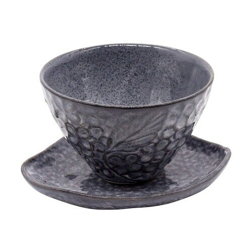 美濃焼 碗皿 黒化粧レリーフ 陶器 日本製 502-24 商品サイズ:碗-約8×6cm、皿-約16×12.7cm 商品重量:0.3kg 素材:陶器 セット内容:碗,皿×各1 生産国:日本 美濃焼とは、岐阜県の土岐市 ■多治見市 ■瑞浪市 ■可児市に跨る地域で製作される陶磁器。 現代の美濃焼は非常にバリエーションが豊富で、伝統的な織部 ■志野 ■黄瀬戸はもちろん、様々な色彩や形のやきものの生産が盛んに行われています。 同じ釉薬でも、窯に置く位置や炎の具合で焼き上がりの色が異なります。釉薬や化粧土の具合で色の濃淡や垂れになる場合もあります。 釉面に表れるヒビの技法。焼成時における素地と釉薬の収縮率の差から表れます。破損によるヒビと異なり、問題はありません。 商品コード20076154075商品名美濃焼 碗皿 黒化粧レリーフ 陶器 日本製 502-24型番589-24サイズ11.5cmカラーレリーフ 黒化粧※他モールでも併売しているため、タイミングによって在庫切れの可能性がございます。その際は、別途ご連絡させていただきます。※他モールでも併売しているため、タイミングによって在庫切れの可能性がございます。その際は、別途ご連絡させていただきます。