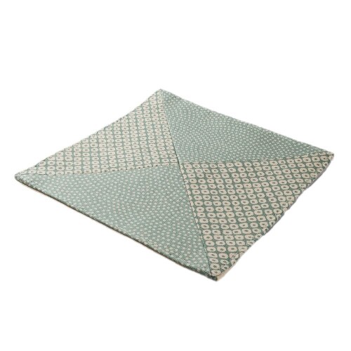 山下工芸 コースター つつむ 水色 綿100% 日本製 シンプル 茶托 11x11cm モダンな和のデザインが特徴です。伝統的な和柄や色合いを現代風にアレンジしており、和室の座卓はもちろん、北欧風や洋風のダイニングテーブルにも違和感なく馴染みます。毎日の食卓から、大切なお客様へのおもてなしまで、置くだけでテーブルを上品に彩ります。生地の生産から縫製まで国内で行っている、高品質な日本製(Made in Japan)です。綿100%のしっかりとした生地を2枚縫い合わせた「リバーシブル(二枚仕立て)」等の仕様が多く、ペラペラしない適度な厚みと重厚感があります。 【つつむ】シンプルだけど心のこもった風呂敷で包む という文化を上品な小紋柄で表現しました。合わせやすく飽きのこない定番色に加えた優しい水色がいち押しです。 ランチョンマット、コースター、テーブルランナー統一感のあるテーブルコーディネートが可能です。季節や気分に合わせて使い分けたり、引っ越し祝い・内祝い・海外の方へのお土産など、こだわりのあるギフトとしても大変喜ばれるアイテムです。 【お洗濯について】 長く風合いを保つため、手洗い、または洗濯機を使用される場合は「洗濯ネット」に入れて弱水流で洗ってください。綿素材の特性上、初回のお洗濯時に多少の色落ちや縮みが生じる場合があります。他の衣類(特に白いもの)とは分けて洗い、塩素系漂白剤や蛍光増白剤入りの洗剤のご使用はお避けください。 【干し方・乾燥について】 脱水後は時間を置かずに取り出し、手でパンパンと叩いてシワを伸ばし、形を整えてから風通しの良い日陰に干してください。 ※重要:タンブラー乾燥(乾燥機)は、大きな縮みや型崩れの原因となりますので、絶対に使用しないでください。 モダンな和のデザインが特徴です。伝統的な和柄や色合いを現代風にアレンジしており、和室の座卓はもちろん、北欧風や洋風のダイニングテーブルにも違和感なく馴染みます。毎日の食卓から、大切なお客様へのおもてなしまで、置くだけでテーブルを上品に彩ります。 商品コード20082190766商品名山下工芸 コースター つつむ 水色 綿100% 日本製 シンプル 茶托 11x11cm型番42044860サイズ小カラーナチュラル※他モールでも併売しているため、タイミングによって在庫切れの可能性がございます。その際は、別途ご連絡させていただきます。※他モールでも併売しているため、タイミングによって在庫切れの可能性がございます。その際は、別途ご連絡させていただきます。