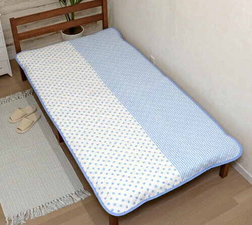 CAMEL PALMS 日本製 綿100％ ガーゼ 敷パッド シングル 105cm×210cm 吸汗 抗菌防臭加工中わた使用 水玉・ストライプ柄 ブルー 【サイズ】105cm×210cm(シングルサイズ・4隅ゴムバンドタイプ) 【素材】表地:綿100%ガーゼ　裏地:綿100%ガーゼ白無地　中わた:抗菌防臭加工わた 0.2kg(ポリエステル100%) 【素材の特徴】肌にあたる表地には肌にやさしい綿100%ガーゼ生地、中わたには抗菌・防臭加工を施したポリエステル100%わたを使用。春と秋に最適な素材です。(夏に使用すると暑く感じられます) 【製造場所】愛知県(日本製) 【お手入れ】ご家庭の洗濯機で丸洗いできます。(洗濯ネット使用・乾燥機不可) 【素材の特徴】肌にあたる表地には肌にやさしい綿100%ガーゼ生地、中わたには抗菌 ■防臭加工を施したポリエステル100%わたを使用。春と秋に最適な素材です。(夏に使用すると暑く感じられます) 商品コード20082310786商品名CAMEL PALMS 日本製 綿100％ ガーゼ 敷パッド シングル 105cm&times;210cm 吸汗 抗菌防臭加工中わた使用 水玉・ストライプ柄 ブルー型番G47201-BLサイズシングル（105x210cm）カラー水玉ストライプ柄・ブルー※他モールでも併売しているため、タイミングによって在庫切れの可能性がございます。その際は、別途ご連絡させていただきます。※他モールでも併売しているため、タイミングによって在庫切れの可能性がございます。その際は、別途ご連絡させていただきます。