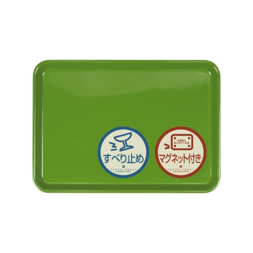 TATSU-CRAFT（タツクラフト） マグネット ノンスリップ トレー カラー 33cm TGR ティーグリーン キッチン トレイ 盆 プラスチック 長方形 冷蔵庫 収納 おしゃれ カフェ お盆 滑り止め ランチョンマット 洗える 日本製 サイズ: 33 cm × 23.5 cm × 1.6 cm; 内寸 29.5 cm × 20 cm; 重量 270 g; スクエア形状で隅まで使いやすい マグネット: マグネット付き; 冷蔵庫やスチール棚の側面に貼り付けて収納; 使い終わったら洗って貼る流れでキッチンが散らかりにくい ノンスリップ: 表面すべり止めコーティング; コップやお皿が滑りにくく配膳が安定; お子様のお手伝いにも使いやすい 材質: 飽和ポリエステル樹脂(再生 PET 樹脂); ウレタン塗装; マグネット; 水洗い可能でお手入れ簡単; 洗浄後は乾いた布で水分を拭き取る カラー: ティーグリーン; 穏やかなグリーンでキッチン周りに馴染む; 日本製; 和歌山県海南市で製造; 食品衛生法に適合した素材と塗装; 鉛不使用(リードフリー) 冷蔵庫やスチール棚に貼って収納できる、マグネット付きトレーです。配膳に使ったら水洗いして拭き取り、そのまま貼り付けて定位置へ。置き場所が決まるので、キッチンが散らかりにくくなります。 表面はすべり止め加工で、コップやお皿が滑りにくく配膳が安定します。 飽和ポリエステル樹脂(再生 PET 樹脂)にウレタン塗装を施し、水洗いできてお手入れ簡単です。 食品衛生法に適合した素材と塗装を使用し、鉛不使用(リードフリー)です。 33 cm、39 cm、41 cm の 3 サイズで、ランチョンマットのようにテーブルに広げて使えます。 単色、木目、くすみカラーまで揃えたカラー展開で、食卓やキッチンの雰囲気に合わせて選べます。 毎日の食事はもちろん、来客時の配膳やおやつタイムにも活躍します。使った後まで気持ちよく片付く、頼れるトレーです。 商品コード20082076788商品名TATSU-CRAFT（タツクラフト） マグネット ノンスリップ トレー カラー 33cm TGR ティーグリーン キッチン トレイ 盆 プラスチック 長方形 冷蔵庫 収納 おしゃれ カフェ お盆 滑り止め ランチョンマット 洗える 日本製型番4932903167428サイズ長さ33cm x 幅23.5cm x 高さ1.9cmカラーTGR（ティーグリーン）※他モールでも併売しているため、タイミングによって在庫切れの可能性がございます。その際は、別途ご連絡させていただきます。※他モールでも併売しているため、タイミングによって在庫切れの可能性がございます。その際は、別途ご連絡させていただきます。