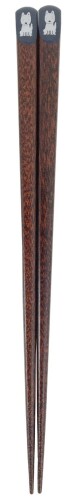 アオバ 箸 天然木 天削 干支箸 戌 23cm 本体サイズ:約1.8×1×H23cm 素材:天然木 生産国:日本 表面塗装:アクリル塗装 長時間お湯又は水に浸けておくと、ごくまれに柄の部分が白くなる事があります。乾燥すると元に戻りますが、なるべく早く水切りしてください。 こだわりのあるデザインが食卓を彩る、趣あふれるお箸。 おもてなしの際によく使われる天削に描かれたのは、明るくポップな犬。細身の形状と落ち着いたカラーで仕上げられたお箸は、いつもの食事を特別なものに。 持ち手部分は滑らか、箸先は少しざらざらとした質感で、肌触りがよく挟みやすい。 来客箸としてはもちろん、毎日使いたくなるお箸。 【お箸を選ぶ目安】 片手で人さし指と親指を90度に広げる。両方の指を結んだ長さに1.5を掛けた長さのお箸が、その手に丁度いいといわれている。 商品コード20076146080商品名アオバ 箸 天然木 天削 干支箸 戌 23cm型番215882サイズ23cmカラー戌※他モールでも併売しているため、タイミングによって在庫切れの可能性がございます。その際は、別途ご連絡させていただきます。※他モールでも併売しているため、タイミングによって在庫切れの可能性がございます。その際は、別途ご連絡させていただきます。