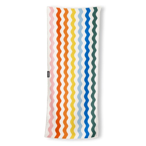 THE NOMADIX TOWEL ノマディックスタオル Calm Seas/Multi 大判 タオル ヨガ マット 速乾 吸水 防臭 きめ細かい編み目により吸水力がある タオル表面に砂がつきにくい 水切れがよく乾きやすい ボリュームが少ないのでバックの中でかさばらない 可能な限りリサイクル素材を使用している "Own less. Do more.(少ないモノで、多様なコトを)"をモットーとするNOMADIX。 一般的なタオルと比べると、約4倍もの吸水力と速乾性があります。 毛足が短く滑らかな肌触りなので細かい砂やペットの毛も落ちやすく、様々なシーンで活躍してくれます。 ヨガ ■ビーチ ■トラベルなど、どんなシーンやアクティビティにも1枚で対応できるようにデザインされています。 また、既存の資源を活用できるよう、リサイクルポリエステル繊維で作られています。 商品コード20081328081商品名THE NOMADIX TOWEL ノマディックスタオル Calm Seas/Multi 大判 タオル ヨガ マット 速乾 吸水 防臭型番0810072758033サイズ72cm&times;184cmカラーCalm Seas/Multi※他モールでも併売しているため、タイミングによって在庫切れの可能性がございます。その際は、別途ご連絡させていただきます。※他モールでも併売しているため、タイミングによって在庫切れの可能性がございます。その際は、別途ご連絡させていただきます。
