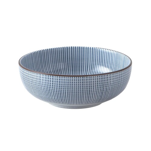 昭和製陶 千段十草 6.0ボール [ファイ]17.8×6.6cm 美濃焼 日本製 食洗器対応 磁器、美濃焼 日本を代表する美濃のうつわ。 染付によって表現された藍色の十草模様は、 繊細でありながらも深い味わいがあり、 和洋中、あらゆるシーンでお使い頂けます。 〜染付のうつわ〜 古来より愛されて来た染付のうつわ。 きりりと品のある藍、 渋みのある古代呉須、味わい深い滲み呉須。 様々な藍色と文様の織りなす世界が 和洋中、あらゆるシーンで活躍します。 〜"十草"模様とは〜 縦縞の模様を差し、古来から現在まで日本で親しまれている模様です。 「"十草"の葉で金を磨くと光沢が増す」と言われており、金を呼ぶ縁起が良い絵柄と伝えられています。 日常使い出来るデザイン性、和食のみならず洋食 ■中華等オールジャンルでの料理に合うことから多くの飲食店で使われています。 注意事項(商品取り扱い注意点) *本製品は食器です。それ以外の用途に使用しないでください。 *ご使用前に必ず食器用洗剤で洗浄してからご使用ください。 *金属たわしやクレンザーのご使用は表面にキズをつける原因になりますのでおやめください。 *ヒビ割れや欠けがある場合は、使用しないください。ケガをするおそれがあります。 *直火(耐熱食器は除く) ■オーブンレンジでのご使用はおやめください。 *電子レンジでの調理後や熱いものをいれた際は、本製品が熱くなります。やけどなどには十分注意してご使用ください。 *強い衝撃や急激な温度変化は、ひび割れや破損の原因となりますのでご注意ください。 *本製品は性質上、色むら ■塗むらや、形状 ■大きさに多少のばらつきがございますが、製品特性とご理解ください。 商品コード20076170828商品名昭和製陶 千段十草 6.0ボール &phi;17.8&times;6.6cm 美濃焼 日本製 食洗器対応型番033-M010サイズ&phi;17.8&times;6.6cmカラー白・青※他モールでも併売しているため、タイミングによって在庫切れの可能性がございます。その際は、別途ご連絡させていただきます。※他モールでも併売しているため、タイミングによって在庫切れの可能性がございます。その際は、別途ご連絡させていただきます。