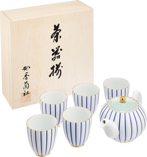 香蘭社 青藍縞紋・茶器揃 2530-AHR 本体サイズ:ポット高95mm、湯呑高70mm 重量:約950g 素材・材質:磁器 原産国:日本 香蘭社製。香蘭社は、今からおよそ三百年前、江戸文化が華麗に花開いた元禄の頃、初代深川栄左ヱ門が肥前有田で『香蘭社』の前身となる磁器の製造を始めた。そして日本に近代化をもたらした明治維新の激動期、有田焼は佐賀鍋島藩の一切の保護と支援を失った。その再興に指導的役割を果たしたのが、八代深川栄左ヱ門だった。強い自立の精神が、当時の選りすぐりの陶工や絵付師、それに陶商達を一つにまとめ結社を作った。これが『香蘭社』。時に明治八年。その後、相次いで世界各国で行われた万国博で数々の名誉金牌を受賞。海外でもその評価を高めるとともに、明治二十九年には宮内省御用達の栄にも浴し今日に及んでいる。『香蘭社』の製品は、有田磁器独特の白く硬い透明な生地の上に、優雅な染付と華麗な赤絵を配した典雅な文様、十八世紀フランスのセーブルを中心に、ヨーロッパで愛好された金銀彩のルリ釉もの、さらに目にやさしく心がなごむグリーンシリーズ製品など多彩を極めている。『香蘭社』の製品は、すべて伝統を誇る有田色絵磁器の多様な文様を集大成し、有田の伝統様式を一歩前進させたとして評価され、世に「香蘭社スタイル」とも「香蘭社調」とも呼ばれ、広く親しまれている。 商品コード20082094838商品名香蘭社 青藍縞紋・茶器揃 2530-AHR型番2530-AHRカラー白※他モールでも併売しているため、タイミングによって在庫切れの可能性がございます。その際は、別途ご連絡させていただきます。※他モールでも併売しているため、タイミングによって在庫切れの可能性がございます。その際は、別途ご連絡させていただきます。