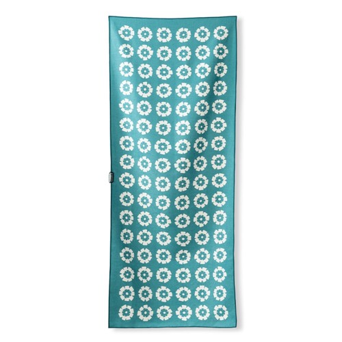THE NOMADIX TOWEL ノマディックスタオル Fresh Flowers/Teal Ocean 大判 タオル ヨガ マット 速乾 吸水 防臭 きめ細かい編み目により吸水力がある タオル表面に砂がつきにくい 水切れがよく乾きやすい ボリュームが少ないのでバックの中でかさばらない 可能な限りリサイクル素材を使用している "Own less. Do more.(少ないモノで、多様なコトを)"をモットーとするNOMADIX。 一般的なタオルと比べると、約4倍もの吸水力と速乾性があります。 毛足が短く滑らかな肌触りなので細かい砂やペットの毛も落ちやすく、様々なシーンで活躍してくれます。 ヨガ ■ビーチ ■トラベルなど、どんなシーンやアクティビティにも1枚で対応できるようにデザインされています。 また、既存の資源を活用できるよう、リサイクルポリエステル繊維で作られています。 商品コード20081328084商品名THE NOMADIX TOWEL ノマディックスタオル Fresh Flowers/Teal Ocean 大判 タオル ヨガ マット 速乾 吸水 防臭型番0810072758019サイズ72cm &times; 184cmカラーFresh Flowers/Teal Ocean※他モールでも併売しているため、タイミングによって在庫切れの可能性がございます。その際は、別途ご連絡させていただきます。※他モールでも併売しているため、タイミングによって在庫切れの可能性がございます。その際は、別途ご連絡させていただきます。