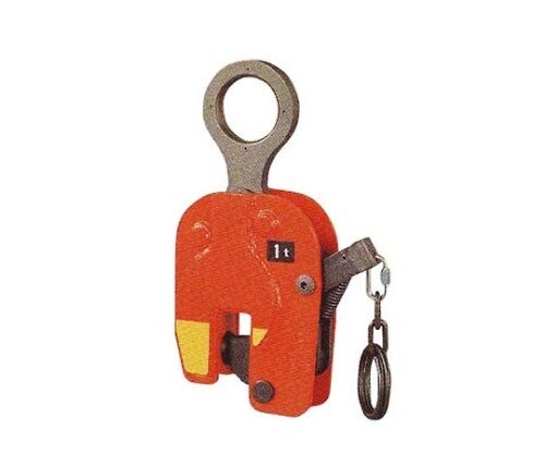 象印チェンブロック(Elephant Chain Block) 立吊りクランプ VA-3 (VA-03000) 容量(t):3 クランプ範囲(mm):0〜40 A(mm):44 B(mm):55 C(mm):90.5 商品説明 ■吊り荷が着地してチェーンスリングがゆるんでも、ロック状態を保つ機構付です。 ■立吊りや反転作業に便利な使用範囲の広い標準型。 ■カムの摩擦限界トレッド(溝)が、部品交換時期を知らせます。また、オーバー荷重を判別するポンチマーク、ワーク差込確認ゾーンなど、安全性を高める機能が充実しています。 商品の仕様 ■容量(t):3 ■クランプ範囲(mm):0〜40 ■A(mm):44 ■B(mm):55 ■C(mm):90.5 ■D(mm):198 ■E(mm):418 ■F(mm):61 ■G(mm):70 ■自重(kg):13.6 ■タイプ:立吊クランプ ■仕様:セイフティロック付 注意事項 ■製品のご使用に際しては、梱包の中にある取扱説明書を習熟してから、正しくお使いください。 ■法定資格のない人は、使用しないこと。 ■基本使用荷重範囲を越えて使用しないこと。 ■玉掛け作業以外には使用しないこと。 ■落下、転倒範囲に立ち入らないこと。 ■ワークを開口部の奥に当たるまで差し込むこと。 ■歯の摩耗や目詰まり、いたんだクランプを使用しないこと。 ■1点つりで使用しないこと。 ■バランスを保つ位置にクランプを取り付けること。 ■衝撃荷重を掛けないこと。 ■つり角度は、規定の角度以内で使用すること。 ■ロック装置は必ずロックを掛けること。 ■クレーン等安全規則を遵守すること。 内容 ■付属品 ■取扱説明書 商品コード20081560084商品名象印チェンブロック(Elephant Chain Block) 立吊りクランプ VA-3 (VA-03000)型番VA-3 (VA-03000)※他モールでも併売しているため、タイミングによって在庫切れの可能性がございます。その際は、別途ご連絡させていただきます。※他モールでも併売しているため、タイミングによって在庫切れの可能性がございます。その際は、別途ご連絡させていただきます。