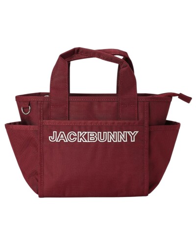 (ジャックバニー) 継続定番商品 カートバッグ (ロゴファスナーシリーズ) / ゴルフ ラウンド / 262-5981702 070_ボルドー FR FR:横(最大部分) 39.5cm,横(上) 33.5cm,横(底) 22cm,高さ 22cm,マチ 9.5cm 実寸サイズは、製品の仕上がりサイズになります。(実寸サイズ=ヌード寸法+ゆとり分となります。) メーカー標準サイズ(ヌード寸法)とは異なりますのでご注意ください。 実寸サイズは平置きにした状態で採寸しておりますが、数cmの誤差が発生することがございます。 ■JACK BUNNY(ジャックバニー) 継続定番商品 カートバッグ [ロゴファスナーシリーズ]262-5981702 ■JACK BUNNY (ジャックバニー)よりロゴファスナーシリーズのカートバッグが登場しました。 ベーシックなフォルムと発色の良いカラーで仕上げた収納力抜群で、扱いやすいスポーティーなカートバッグに仕上がりました。 機能的なデザインはゴルフプレーでの使用はもちろん、タウンユース、スポーツジム、旅行など様々なシーンで活躍する万能なバッグになっています。 また付属のショルダーは取り外しが可能で、微妙なサイズ調節にも対応するので様々なシーンで活躍するカートバッグに仕上がっています。 ジャックバニーらしいポップでお洒落なルックスはゴルフラウンドでも注目の的になること間違いなしです! 。 ■カートバッグ ■ロゴファスナーシリーズ ■ショルダー着脱仕様/サイズ調節可能 ■H:205 W:220 D:135 ■継続定番商品 キャディバッグ [ロゴファスナーシリーズ](スタンド型 ■9型)262-5980700 ■継続定番商品 ヘッドカバー [ロゴファスナーシリーズ](ドライバー用)262-5984701 ■継続定番商品 ヘッドカバー [ロゴファスナーシリーズ](フェアウェイ用 ■番手:3 ■5 ■7 ■X) 262-5984702 ■継続定番商品 ヘッドカバー [ロゴファスナーシリーズ](ユーティリティ用 ■番手:3 ■4 ■5 ■X)262-5984703 ■継続定番商品 パターカバー [ロゴファスナーシリーズ](ピン型用) 262-5984704 ■継続定番商品 パターカバー [ロゴファスナーシリーズ](マレット型用)262-5984705 ■継続定番商品 トートバッグ [ロゴファスナーシリーズ](ベルト取り外し可能)262-5981701 ■継続定番商品 ボールケース [ロゴファスナーシリーズ](カラビナ付き ■ボール2個収納可能)262-5984708 ■継続定番商品 シューズケース [ロゴファスナーシリーズ](持ち手調整可能)262-5984709 ■ 継続定番商品 スコープケース [ロゴファスナーシリーズ](カラビナ付き) 262-5984710 ■継続定番商品 ポーチ [ロゴファスナーシリーズ] 262-5984711 ■継続定番商品 トラベルカバー [ロゴファスナーシリーズ](送り状ケース付き) 262-5984712 ■正規日本代理店商品なので安心です。( ※偽物にはご注意ください! ! ) ■ゴルフを楽しくするジャックバニーからのおすすめ商品です。 ■ 【JACK BUNNY 契約プロ】中里光之助プロ、佐久間朱莉プロ、山田太晟プロ、村田理沙プロなど有名選手が名を連ねるゴルフ界キングブランドです。 商品コード20080474853商品名(ジャックバニー) 継続定番商品 カートバッグ (ロゴファスナーシリーズ) / ゴルフ ラウンド / 262-5981702 070_ボルドー FR型番262-5981702サイズFRカラー070_ボルドー※他モールでも併売しているため、タイミングによって在庫切れの可能性がございます。その際は、別途ご連絡させていただきます。※他モールでも併売しているため、タイミングによって在庫切れの可能性がございます。その際は、別途ご連絡させていただきます。