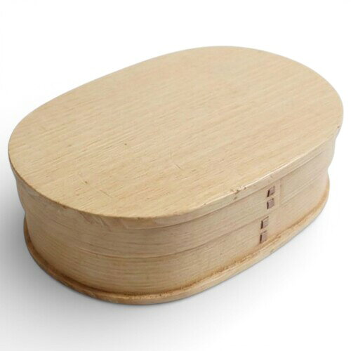 J−kitchens 曲げわっぱ 弁当箱 男性 木製 一段 杉の木 ナチュラル 19.3x11.8x6.5cm 650ml WABI-370168 サイズ:約 19.3x11.8x6.5cm 素材/木製・ウレタン塗装 木製品は天然素材の為、実物と写真で質感が異なる場合がございます。同じ商品でも木目、重さ、色合いが異なります。 ※掲載されている商品の色は、お使いのPCの環境によって実物と若干異なる場合があります。ご了承くださいませ。 木の温もりと風合いを楽しめる、木製ランチボックスです。天然木が呼吸することで余分な水分を調整し、ご飯を美味しく保ちます。夏は傷みにくく、冬は冷めにくいため、季節を問わず快適に使用できます。熱や冷たさを和らげるやさしい使い心地で、お子様からご年配の方まで安心です。 木の温かなぬくもりと風合いのある、木製ランチボックスです。昔ながらの曲げわっぱは、通気性が良く夏はご飯がいたみにくく、冬は保温性に優れ冷めにくくしてくれます。 日本の伝統的なお弁当箱に四季折々のおかずを添えてピクニックに出掛けてみてはいかがですか。 木製のお弁当箱は木が呼吸しているため、ご飯を入れると適度に水分が逃げて美味しさが保たれます。 また、料理の熱や冷たさを緩和してくれるので、お年寄りやお子様に特におすすめです。 夏はご飯が傷みにくく、冬はご飯が固くなりにくい。 天然木が呼吸をしているので水分の発散を上手く整えてくれているのです。 商品コード20081700864商品名J−kitchens 曲げわっぱ 弁当箱 男性 木製 一段 杉の木 ナチュラル 19.3x11.8x6.5cm 650ml WABI-370168型番4573651370168カラーウッド※他モールでも併売しているため、タイミングによって在庫切れの可能性がございます。その際は、別途ご連絡させていただきます。※他モールでも併売しているため、タイミングによって在庫切れの可能性がございます。その際は、別途ご連絡させていただきます。