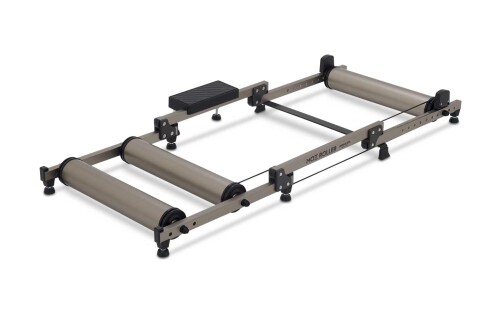 ミノウラ モッズローラー G2 (使用時) 幅 = 540 mm 長さ = 1,310 mm 高さ = 110 mm (収納時) 幅 = 540 mm 長さ = 520 mm 高さ = 180 mm 重量:7.0 kgs 適合ホイールベース:775〜1,090mm (950mm以下で使用する場合は、付属のグレー色ウレタンベルトへ交換してください) 適合ホイール サイズ:20インチ-700C(ホイールベース:775〜1,090mm) 3本ローラーのエントリーモデルとして人気の「MozRoller」がバージョンアップして新登場! 175mm広くなったホイールベースの調整可能幅により、短いホイールベースの車体でも3本ローラーが使えるようになりました。 また、後ろローラーの調整幅も1段階広がったことにより、BMX等20インチ小径車から、700cのロードバイク、29erのMTBまで対応します。 商品コード20081484871商品名ミノウラ モッズローラー G2型番400-3630-20カラーチタン/ブラック※他モールでも併売しているため、タイミングによって在庫切れの可能性がございます。その際は、別途ご連絡させていただきます。※他モールでも併売しているため、タイミングによって在庫切れの可能性がございます。その際は、別途ご連絡させていただきます。