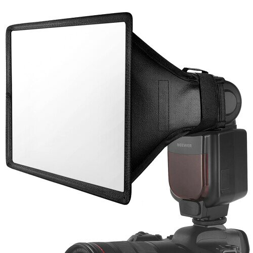 NEEWER ソフトボックス 9"x7" フラッシュディフューザー ライト/スピードライト用 ユニバーサル 折りたたみ式 収納ポーチ付き Godox Yongnuo NEEWERスピードライトに対応 【均等な照明】ソフトボックスはフラッシュを拡散させることで、完璧なショットをキャプチャできる均等な照明を作り出します。 【より柔らかい光】フラッシュからの強い光をより柔らかく拡散した光に変換し、影を減らしてホットスポットを柔らかくします。 【高品質】外側はブラックナイロン、内側はシルバーPVC、取り外し可能な内部ディフューザーが光をさらに柔らかくします。 【折りたたみ可能なデザイン】 一体型の固定ストラップがフラッシュヘッドの周りを固定します。 使用しないときは平らに折りたためます。各フラッシュディフューザーには簡単に保管できるキャリングバッグが付属しています。 【ユニバーサルフラッシュディフューザーキット】製品寸法 9インチ x 7インチ / 22.9 x 17.9cm。 ストレッチ開口部はディフューザーをほとんどのシューマウントフラッシュに接続できます。Canon Nikon Minolta Contax Sony Olympus Sunpak Pentax、NEEWER TT560 TT850 TT860 NW561 NW670 VK750II フラッシュに対応できます。 商品コード20067222875商品名NEEWER ソフトボックス 9"x7" フラッシュディフューザー ライト/スピードライト用 ユニバーサル 折りたたみ式 収納ポーチ付き Godox Yongnuo NEEWERスピードライトに対応型番10101173サイズ9x7インチ※他モールでも併売しているため、タイミングによって在庫切れの可能性がございます。その際は、別途ご連絡させていただきます。※他モールでも併売しているため、タイミングによって在庫切れの可能性がございます。その際は、別途ご連絡させていただきます。