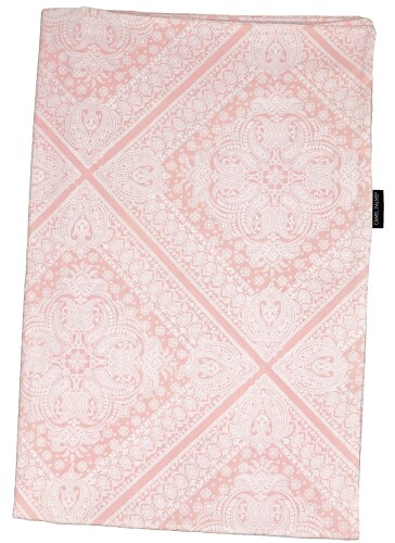CAMEL PALMS 日本製 綿100％ 敷布団カバー シングル 100×210cm の敷布団用 （105×215cm） バンダナ柄 ピンク 【サイズ】105×215cm(シングル/シングルロングサイズ)。100×210cmの敷布団用です。マットレスタイプにはご使用頂けません。 【素材】吸汗性に優れ、オールシーズン快適な天然素材・綿100%生地を使用。標準的な平織り生地で、両面同柄です。 【仕様】高品質のYKK社製ファスナーを使用。片側が全開になるため布団の出し入れに便利です。 【製造場所】愛知県(日本製) 【お手入れ】ご家庭の洗濯機で丸洗いできます(乾燥機不可)。やや縮みやすいので、お洗濯後は4隅を軽く引っ張るような形で干してください。 吸汗性に優れ、オールシーズン快適な天然素材 ■綿100%生地を使用。標準的な平織り生地で、両面同柄です。 商品コード20081684884商品名CAMEL PALMS 日本製 綿100％ 敷布団カバー シングル 100&times;210cm の敷布団用 （105&times;215cm） バンダナ柄 ピンク型番54121-PIサイズシングル/シングルロング（100x210cm用）カラーバンダナ柄・レッド※他モールでも併売しているため、タイミングによって在庫切れの可能性がございます。その際は、別途ご連絡させていただきます。※他モールでも併売しているため、タイミングによって在庫切れの可能性がございます。その際は、別途ご連絡させていただきます。