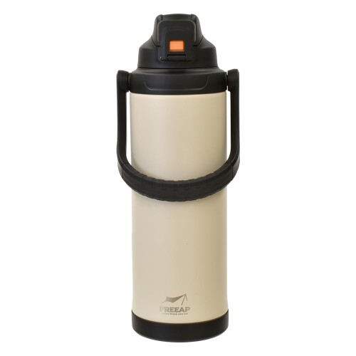 FREEAP 保冷 水筒 大容量 3.0リットル スポーツジャグ ワイド口径 洗いやすい アウトドア K-10886 (グレージュ) サイズ:(幅)約14.4×(奥行)約14×(高さ)約39.8cm 容量:2.0L 重量:1159g　口径87センチ 簡単に開閉できるワンタッチオープン式を採用。片手でも楽に開けられ、忙しい朝や外出先でも便利にお使いいただけます。ボタンを押すだけで、スムーズに開閉ができるので、冷たい飲み物をすぐに楽しめます。ワンタッチマグボトルは、毎日の生活をより快適にします。保冷 ボトル ステンレスボトル 水筒 直飲み タンブラー マグ マイボトル などお探しの方におすすめです。 広い口径で使いやすく、お手入れ簡単 - 広口設計により、飲み物を注ぎやすく、氷や具材を入れやすいのが特徴です。口径が広いので、洗いやすく、清潔に保つことができます。ボトルブラシを使って、隅々まで簡単にお手入れできるので、いつでも清潔に使用できます。シリコンカバーで底をしっかり保護 - 底部分にシリコンカバーが付いているので、テーブルなどに置いた際の衝撃を吸収し、傷つきを防ぎます。滑り止め効果もあるため、安定感があり、倒れにくくなっています。 ハンドル付きで持ち運びに便利です。バッグの持ち手に引っ掛けたり、手で持ったりと、シーンに合わせて使い分けられます。使わないときは、ハンドルを本体に収納できるので、すっきりとコンパクトに持ち運べます。パウダー塗装を施しているため、傷がつきにくく、長くきれいな状態を保てます。耐久性に優れ、日常使いに適しています。お手入れも簡単で、汚れや指紋がつきにくいのが特徴です。 この商品は、キャンプやハイキング、ピクニックなどのアウトドアシーンから、通勤や通学、オフィスでの日常使いまで、あらゆる状況で活躍する万能ボトルです。広口設計により、飲み物を片手でスムーズに取り出せるワンタッチオープン式は、ジムやヨガ、フィットネスでの水分補給にも最適。耐久性のあるパウダー塗装により傷がつきにくく、バーベキューや庭での集まりでも安心してお使いいただけます。シリコンカバーが底を保護するため、ドライブや旅行、バス旅行中の軽い衝撃にも対応可能です。折りたたみ可能なハンドルは、車中泊やキャンピングカー、グランピングでも快適な使用感を提供します。サイクリングやランニング、ウォーキング、そしてスキーやサーフィンのアクティブなシーンでも、このボトルは必需品となります。さらに、コンサートやフェスティバル、大学の講義やホームオフィスでのリモートワークにも対応。使わない時はコンパクトに収納できるため、ビーチやパーティーでもバッグにすっきり収まります。多彩な使用シーンに適応し、どんなスタイルにもマッチするこのボトルが、あなたの日常をさらに豊かにサポートします。 商品コード20081646887商品名FREEAP 保冷 水筒 大容量 3.0リットル スポーツジャグ ワイド口径 洗いやすい アウトドア K-10886 (グレージュ)型番K-10886サイズ3000 mlカラーグレージュ※他モールでも併売しているため、タイミングによって在庫切れの可能性がございます。その際は、別途ご連絡させていただきます。※他モールでも併売しているため、タイミングによって在庫切れの可能性がございます。その際は、別途ご連絡させていただきます。